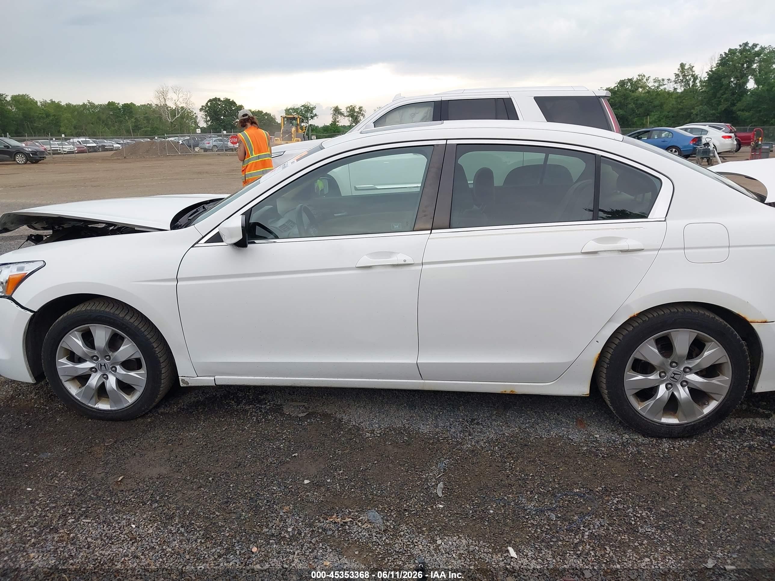 2009 Honda Accord 2.4 Ex White vin: 1HGCP26709A137229