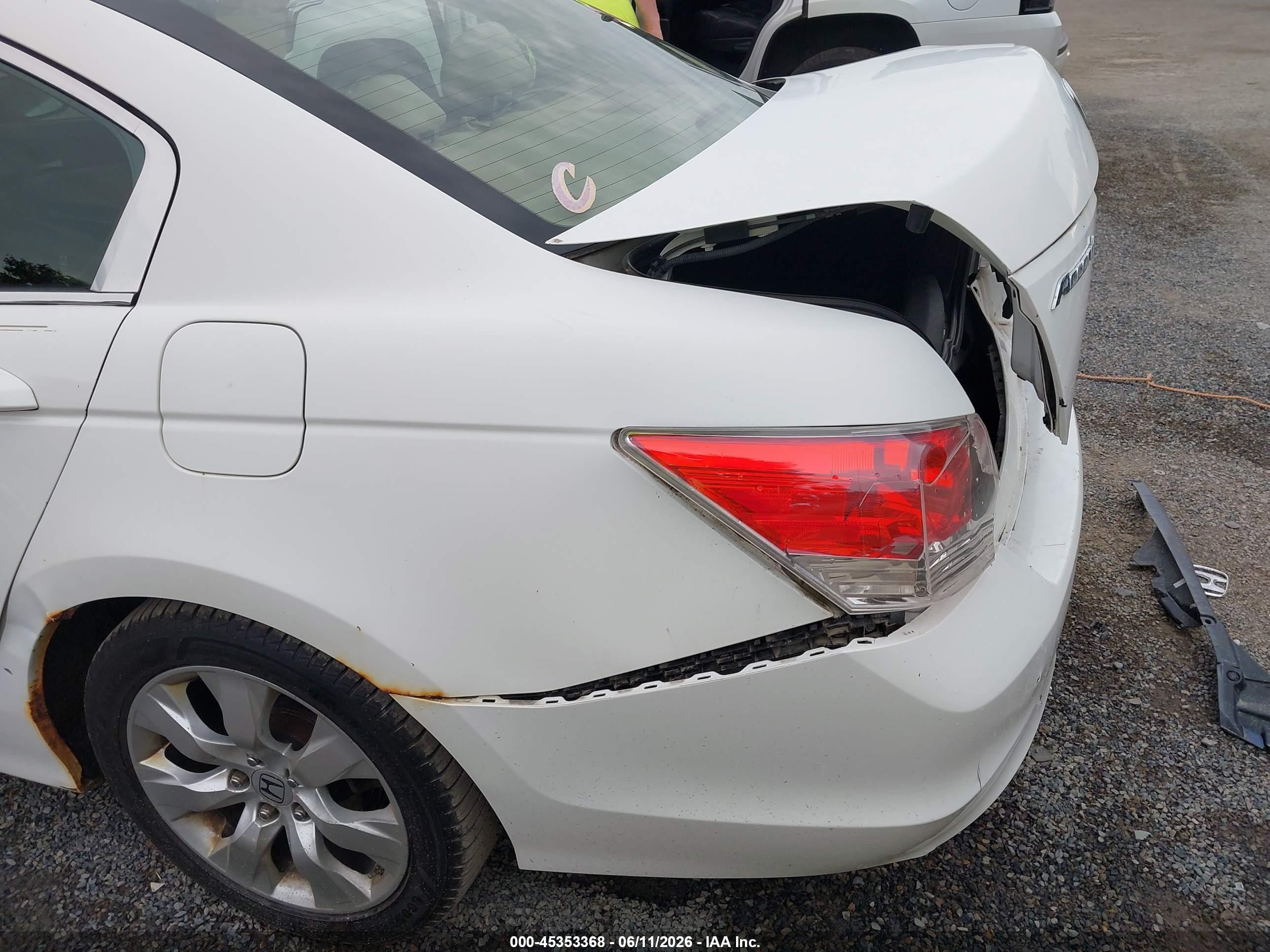2009 Honda Accord 2.4 Ex White vin: 1HGCP26709A137229