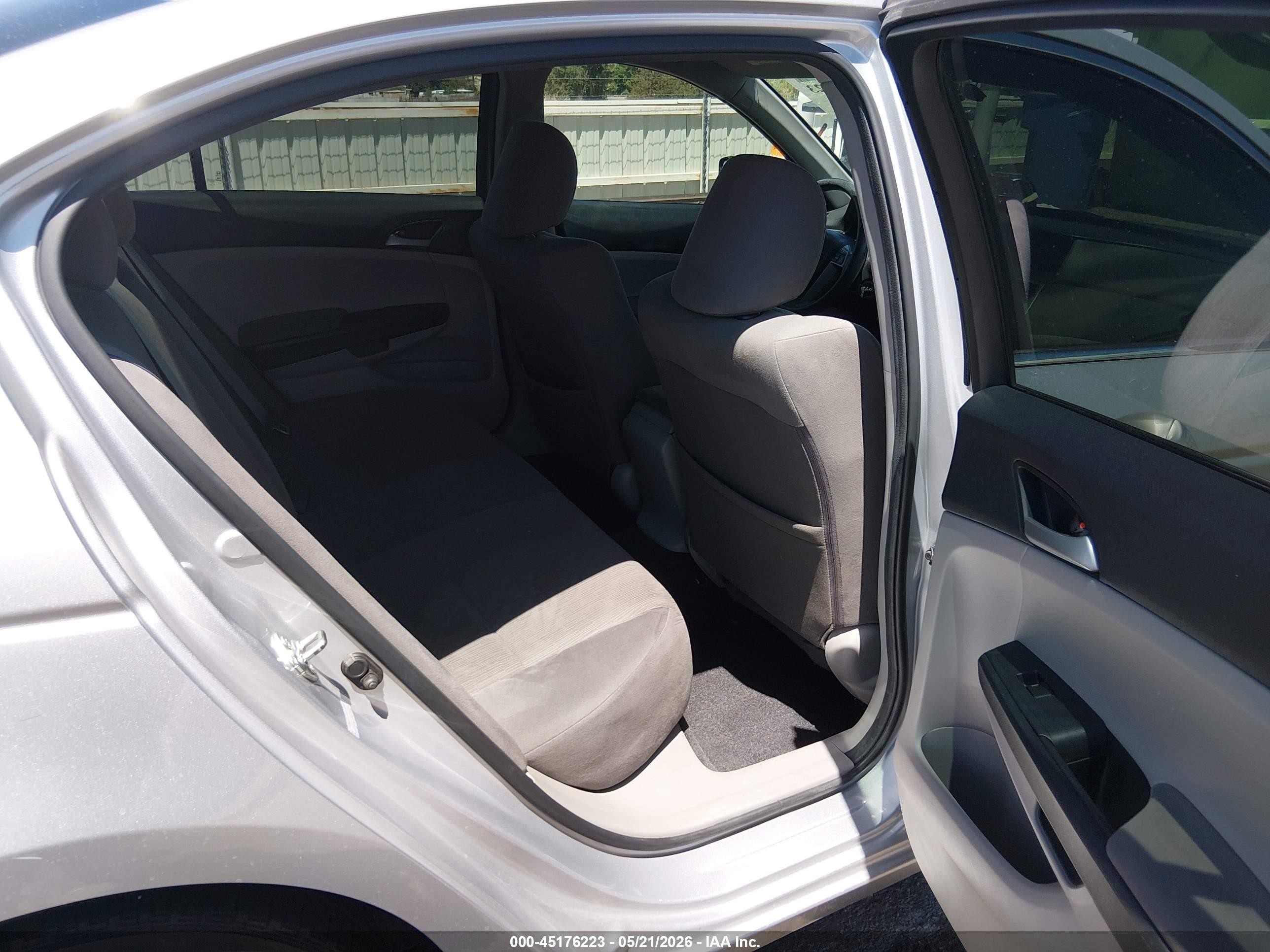 2011 Honda Accord 2.4 Lx Silver vin: 1HGCP2F31BA156133
