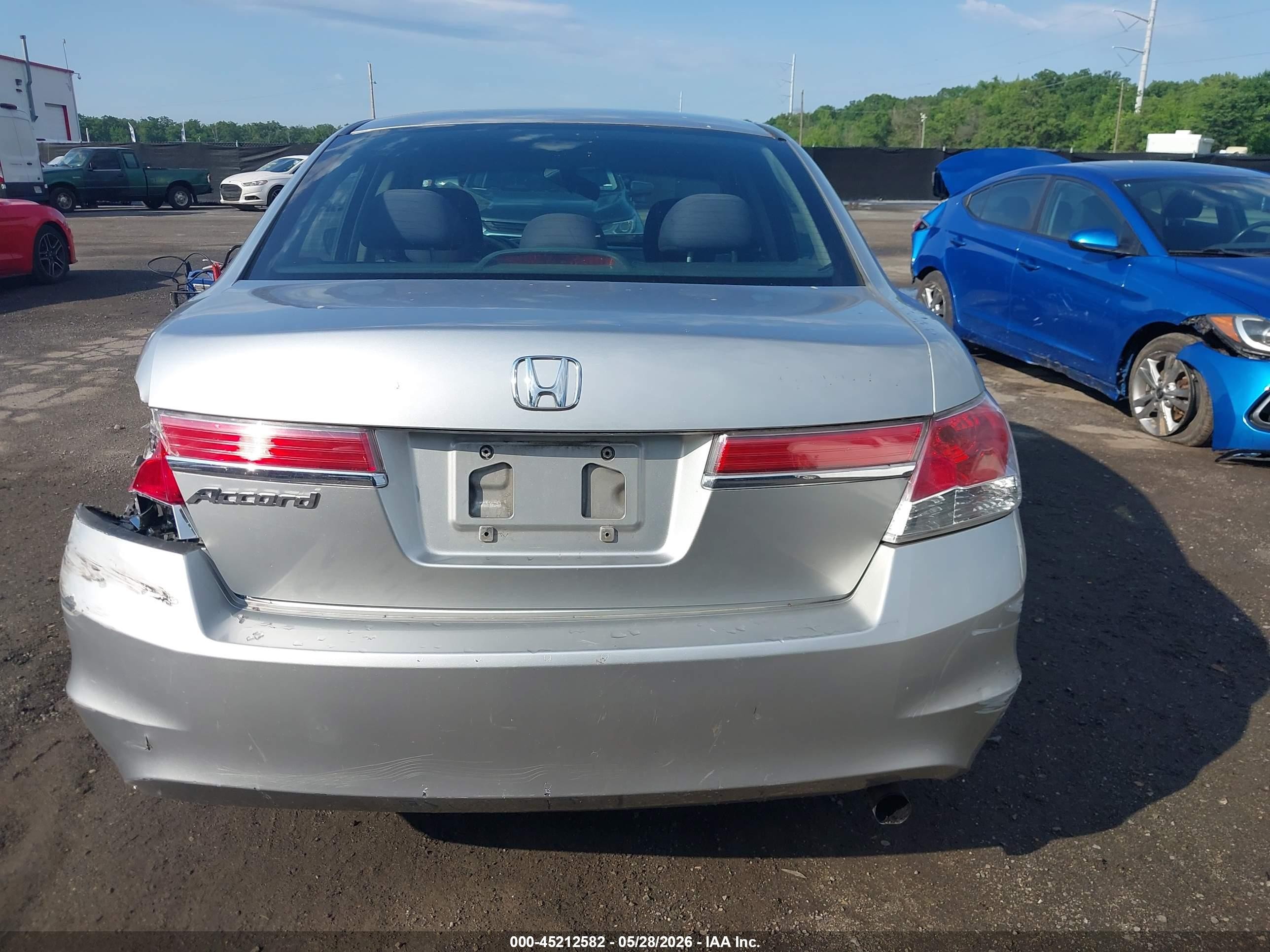 2011 Honda Accord 2.4 Lx Silver vin: 1HGCP2F38BA143895