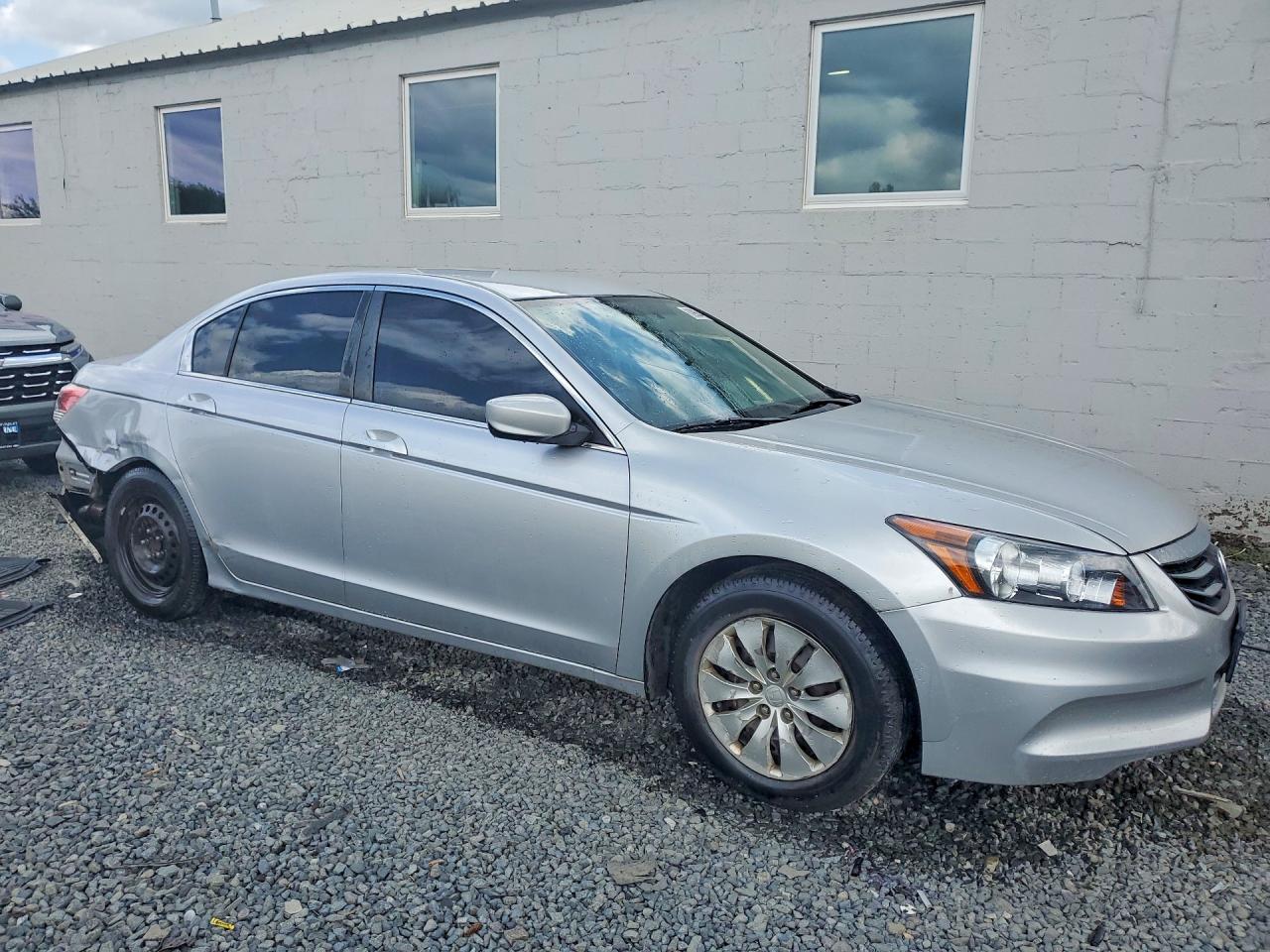 2011 Honda Accord Lx Silver vin: 1HGCP2F3XBA037626