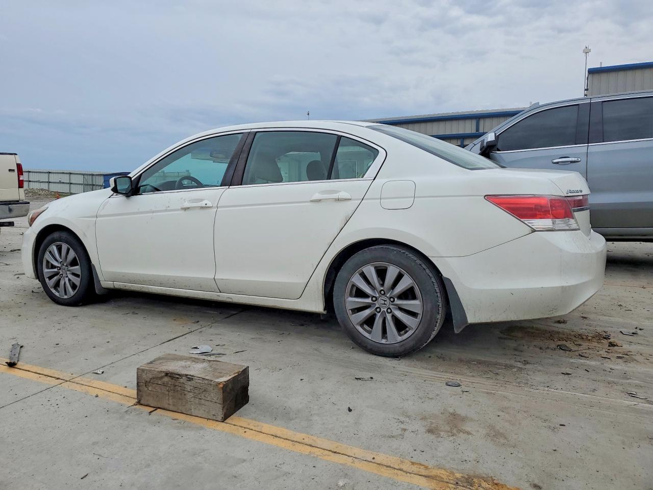 2011 Honda Accord White vin: 1HGCP2F7XBA067194