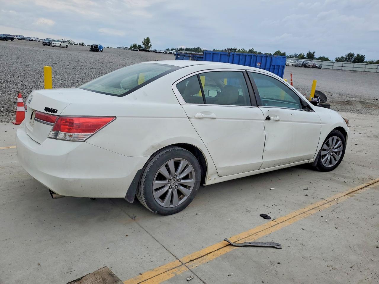 2011 Honda Accord White vin: 1HGCP2F7XBA067194