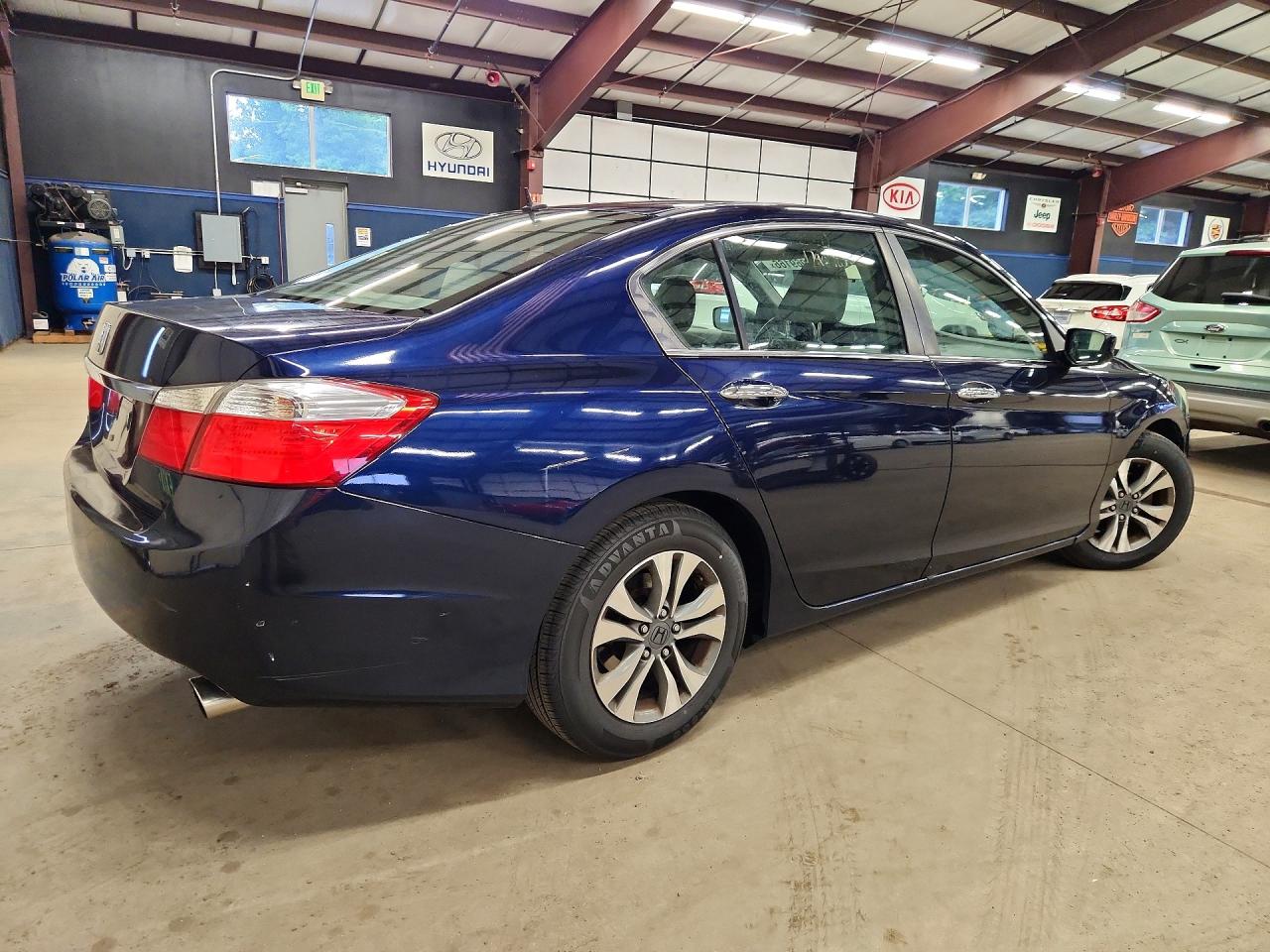 2013 Honda Accord Lx Blue vin: 1HGCR2F33DA143137