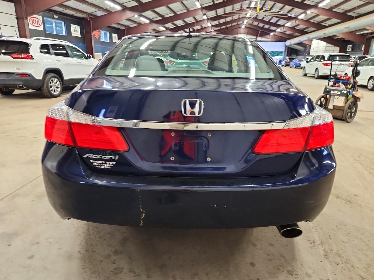 2013 Honda Accord Lx Blue vin: 1HGCR2F33DA143137