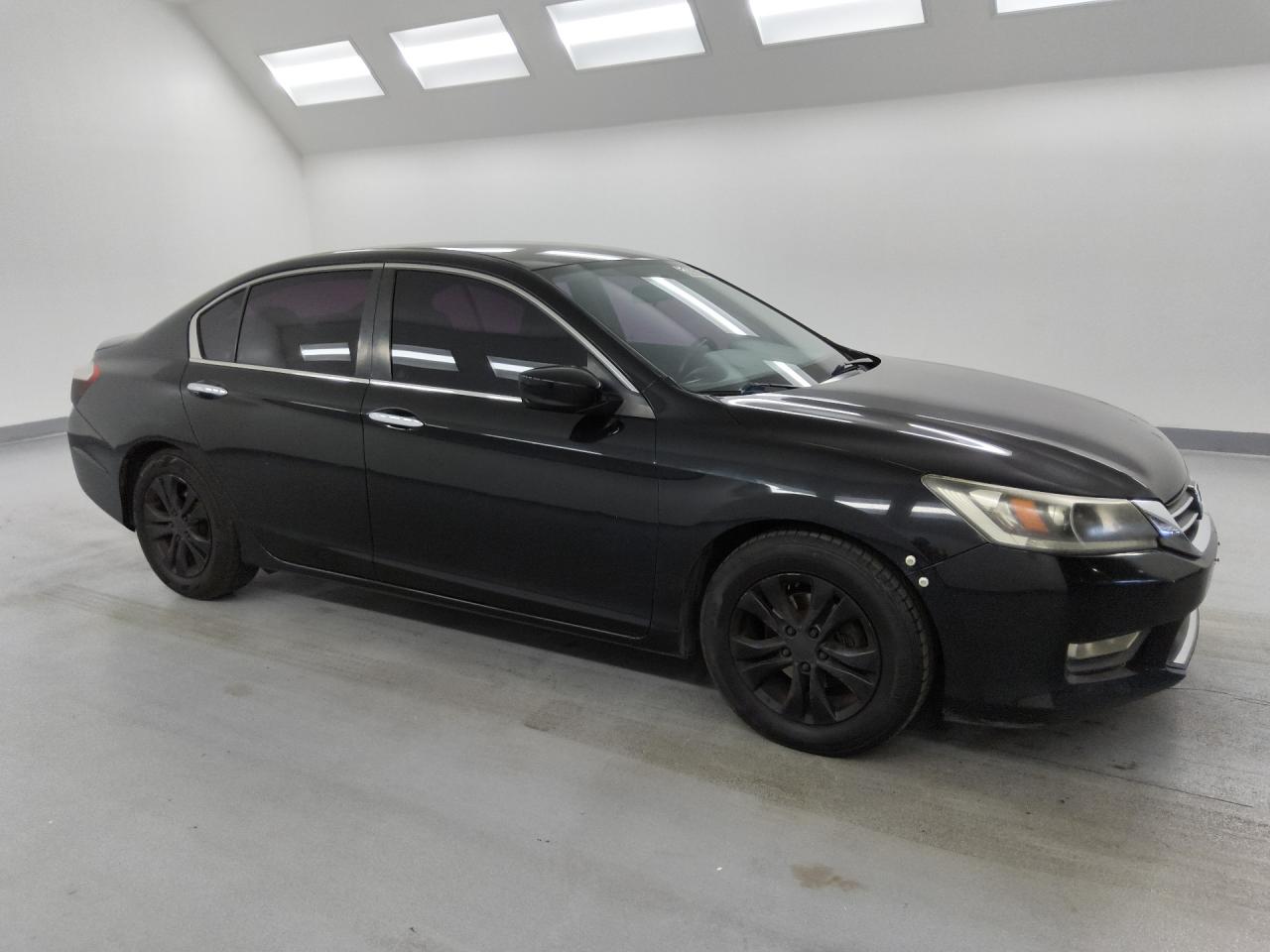 2013 Honda Accord Lx Черный vin: 1HGCR2F34DA243148 Damage: Front Bumper, Hole(S), 1/8 To 1/2 Inch