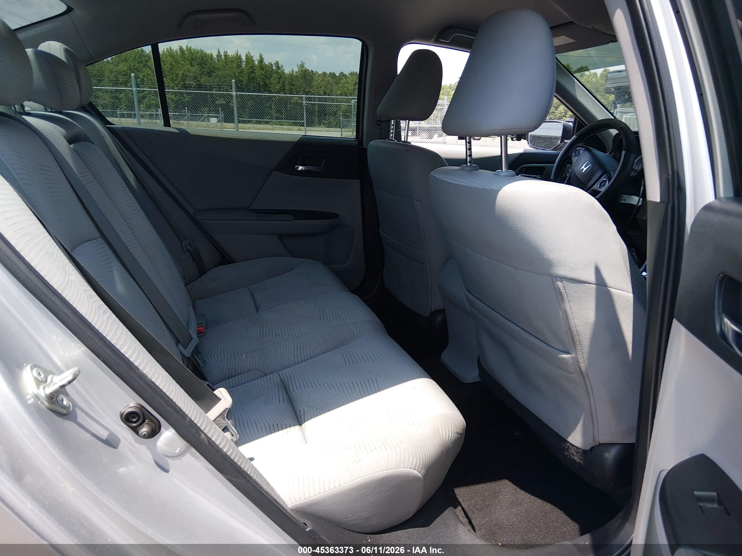 2015 Honda Accord Lx Серебряный vin: 1HGCR2F38FA084704