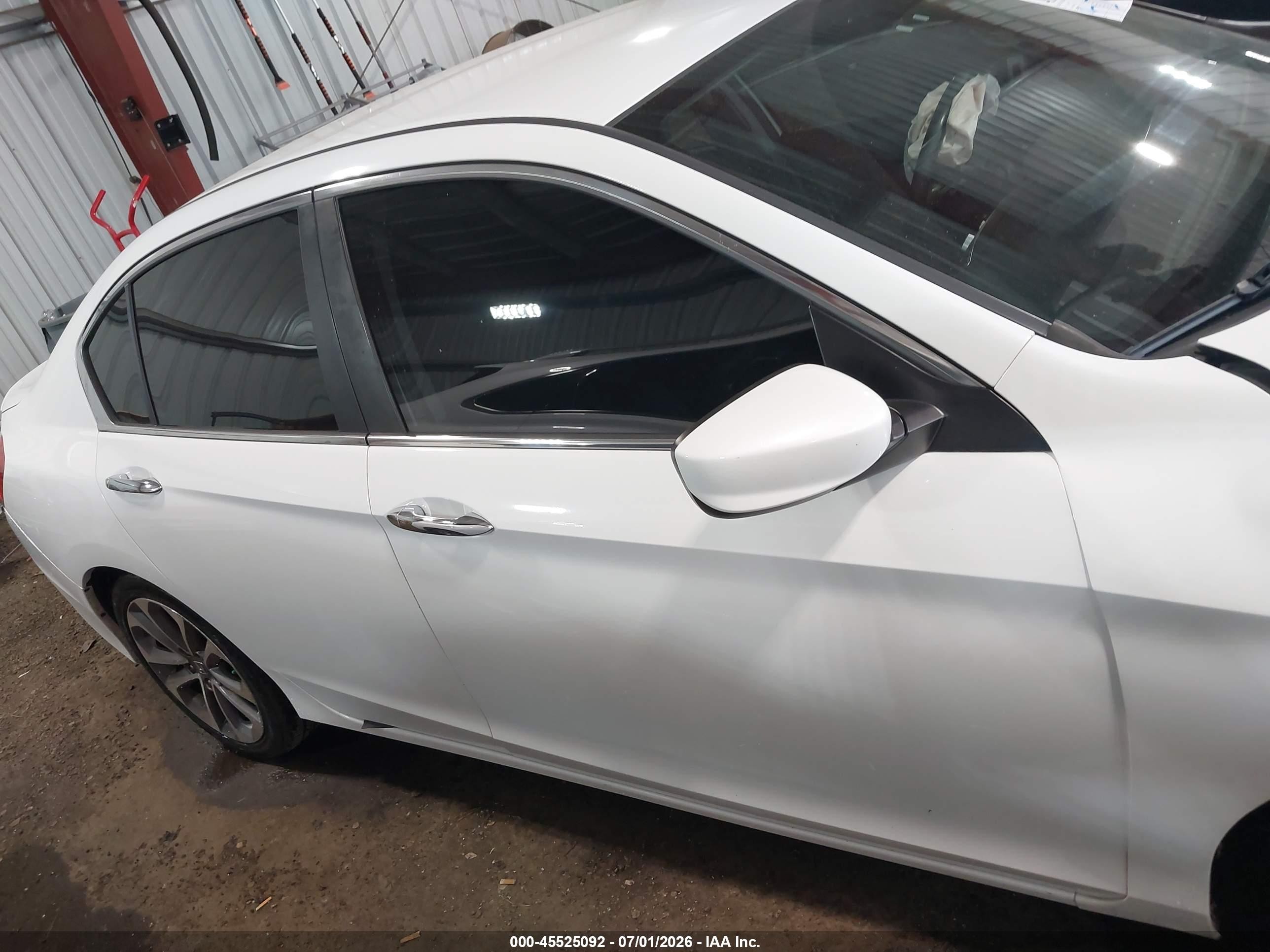 2015 Honda Accord Sport White vin: 1HGCR2F56FA073220