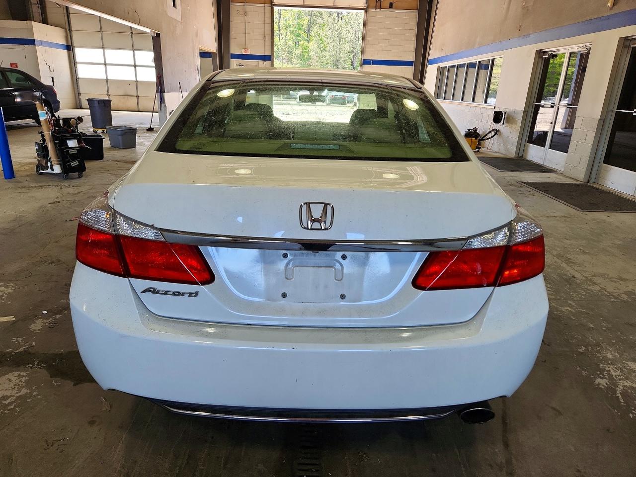2015 Honda Accord White vin: 1HGCR2F70FA048198