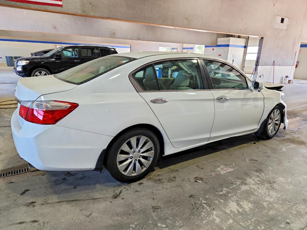 2015 Honda Accord White vin: 1HGCR2F70FA048198