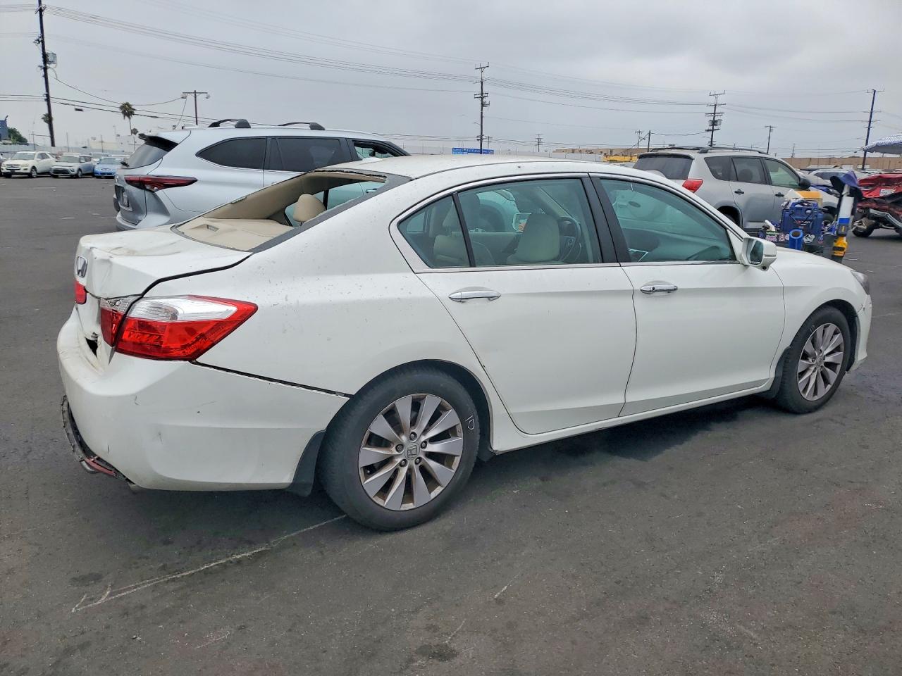 2013 Honda Accord White vin: 1HGCR2F88DA242306