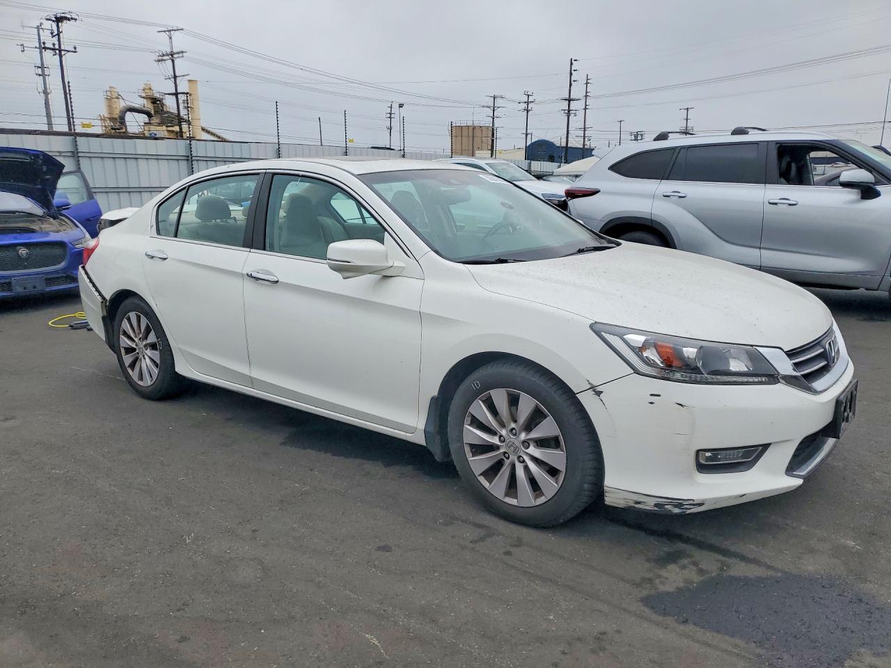 2013 Honda Accord White vin: 1HGCR2F88DA242306