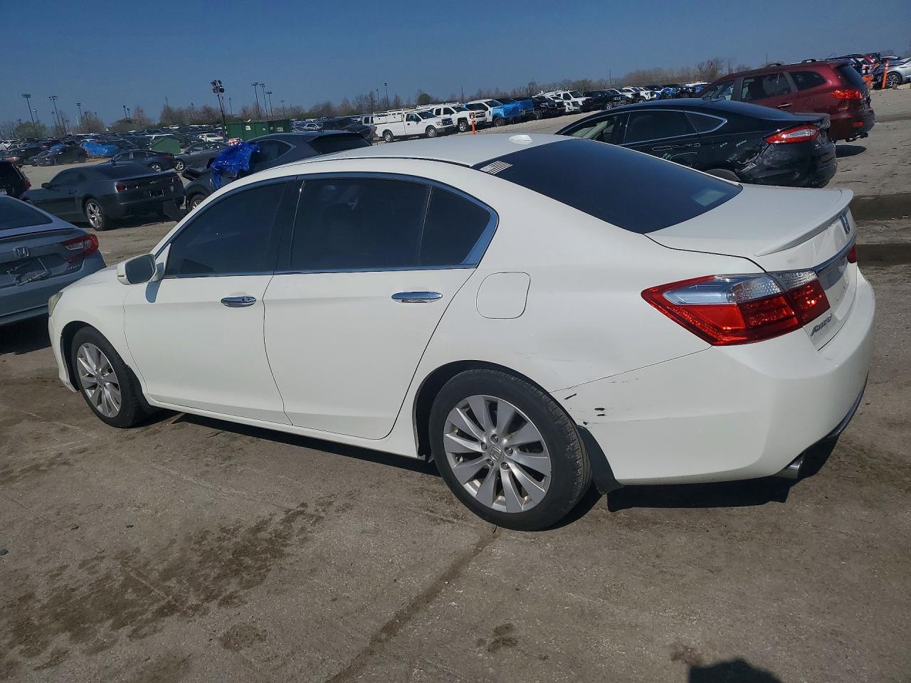 2013 Honda Accord White vin: 1HGCR3F81DA023421