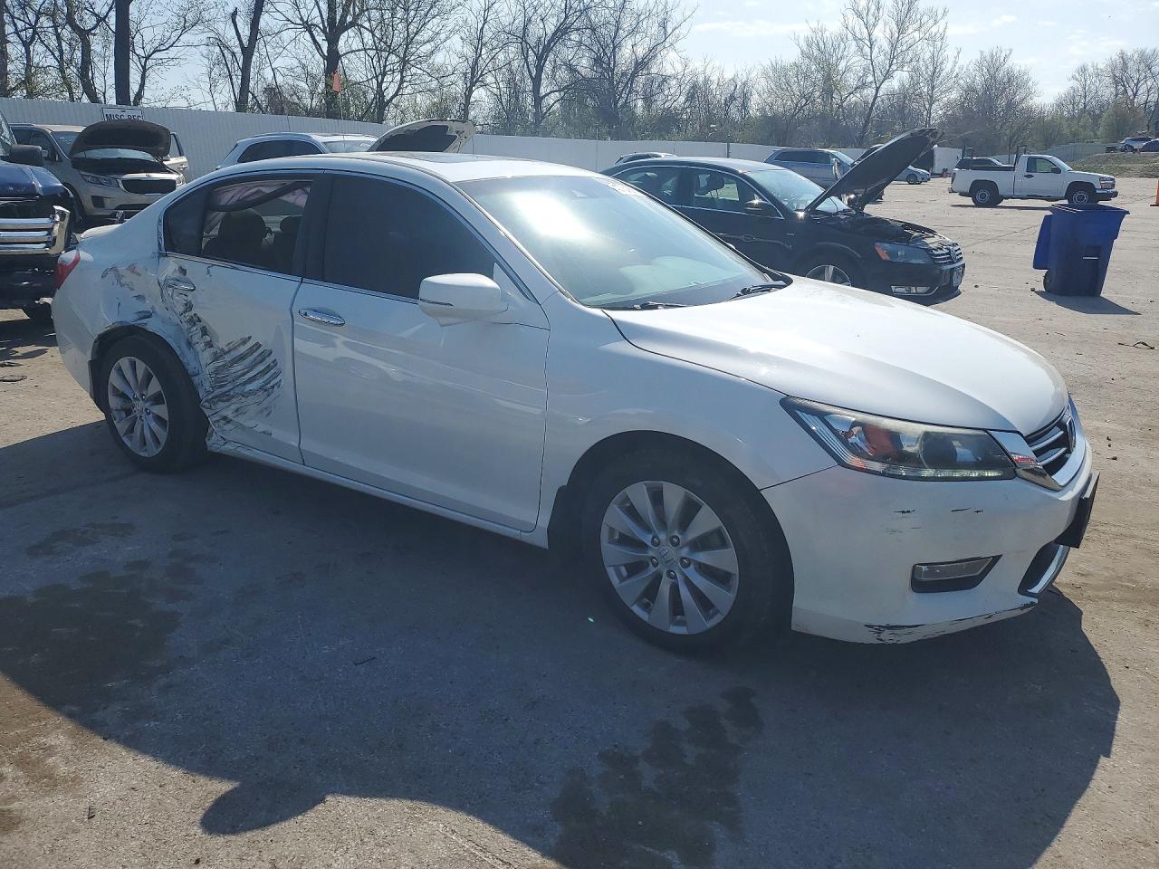 2013 Honda Accord White vin: 1HGCR3F81DA023421