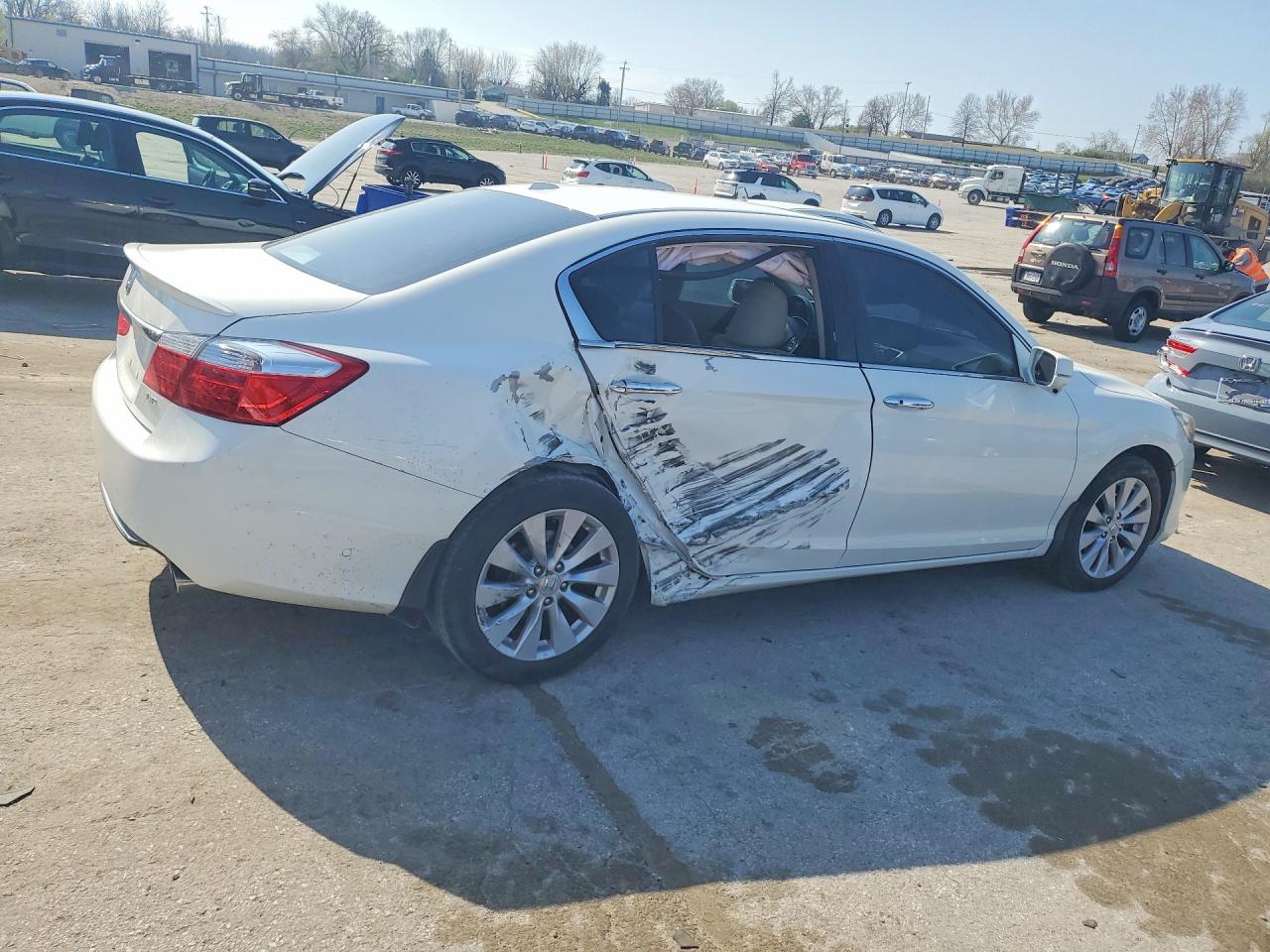2013 Honda Accord White vin: 1HGCR3F81DA023421
