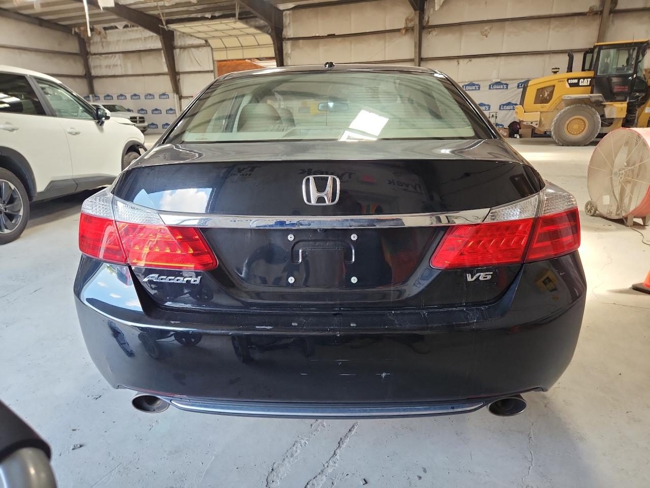 2013 Honda Accord Exl Черный vin: 1HGCR3F82DA005297 Damage: Rear Bumper, Heavy Scratch, > 12 Inches