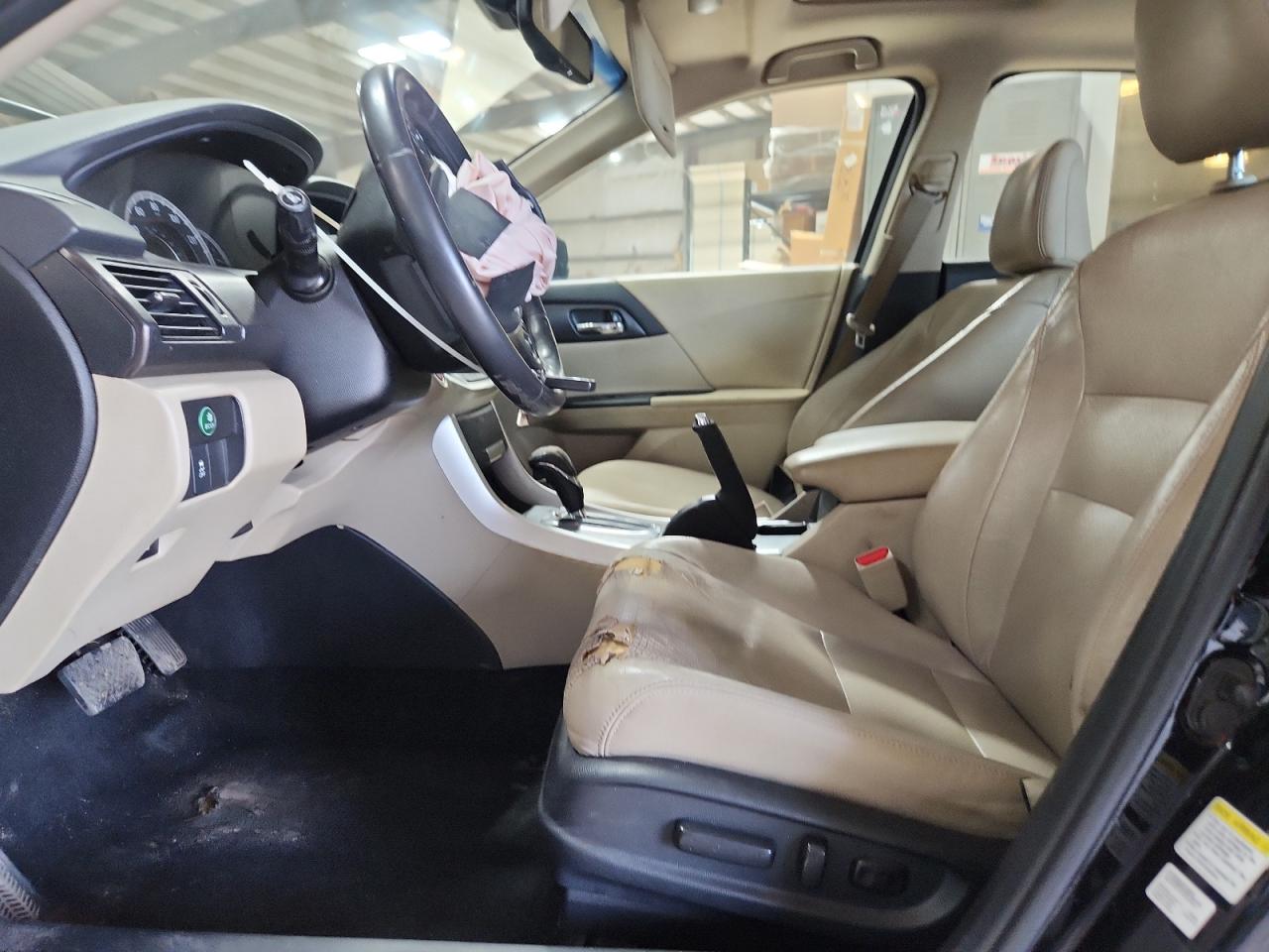 2013 Honda Accord Exl Черный vin: 1HGCR3F82DA005297 Damage: Left Front Seat Cushion, Torn, > 12 Inches