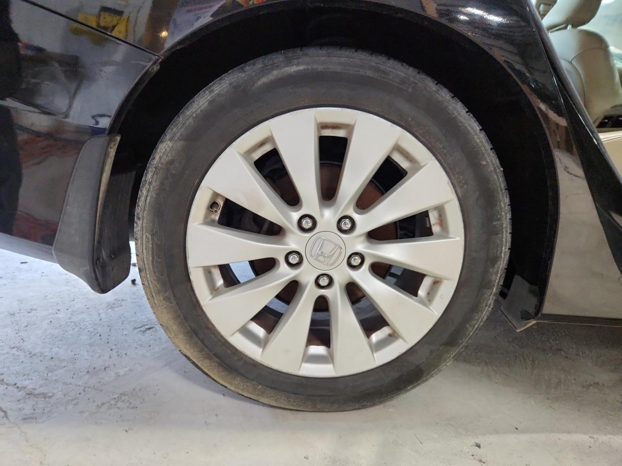 2013 Honda Accord Exl Черный vin: 1HGCR3F82DA005297 Damage: Right Rear Wheel, Curb Rash, > 12 Inches