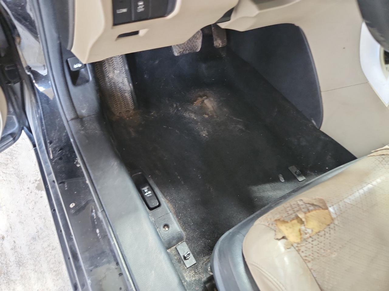 2013 Honda Accord Exl Черный vin: 1HGCR3F82DA005297 Damage: Left Front Carpet, Torn, 6 To 7 Inches
