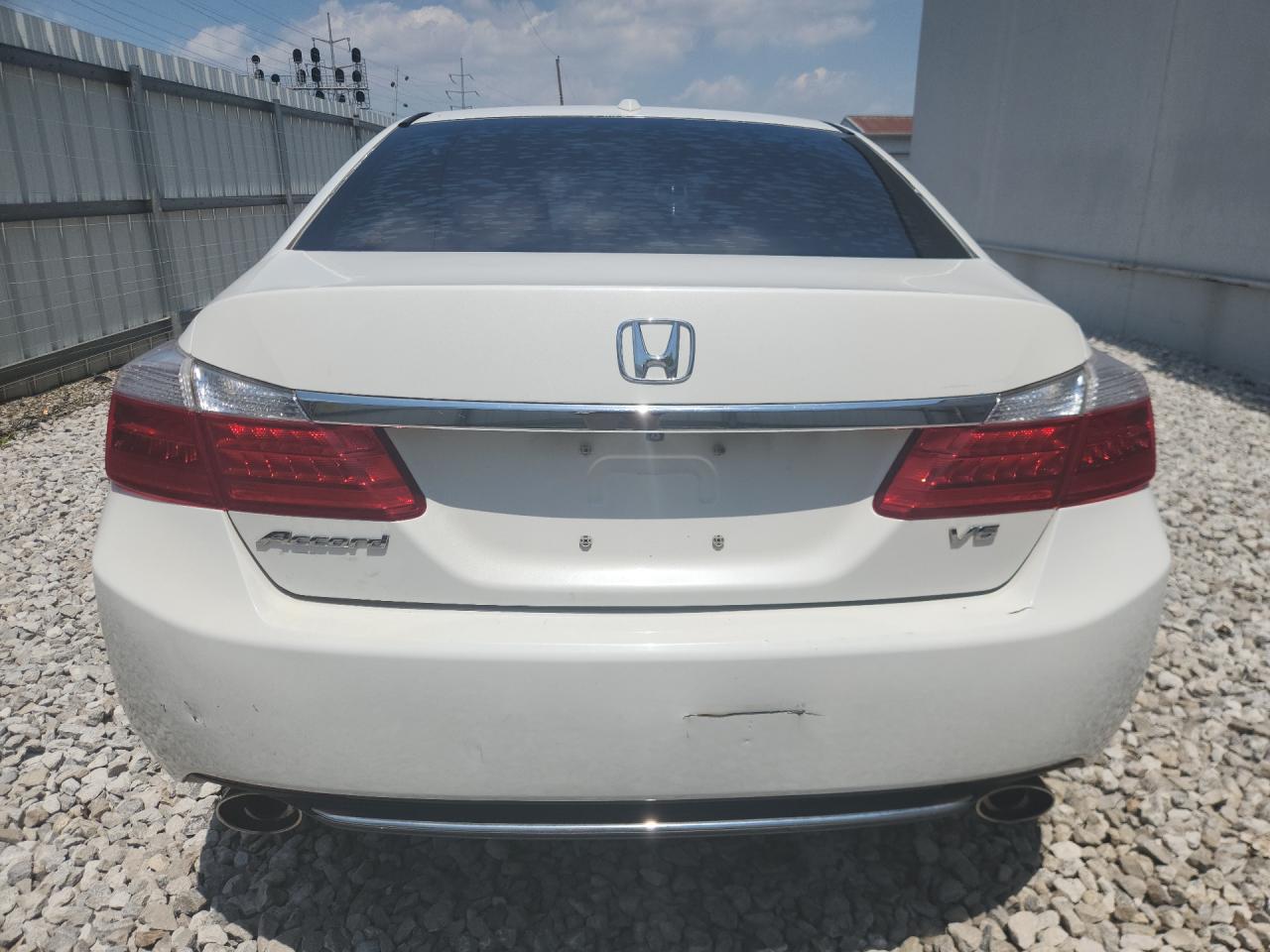 2015 Honda Accord Exl White vin: 1HGCR3F82FA014617 Damage: Rear Bumper, Cracked, 4 To 5 Inches