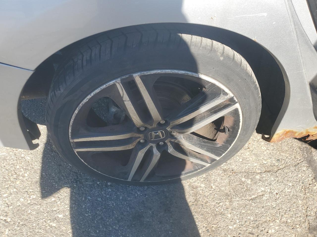 2013 Honda Accord Exl Серебряный vin: 1HGCR3F88DA010617 Damage: Right Rear Wheel, Curb Rash, > 12 Inches