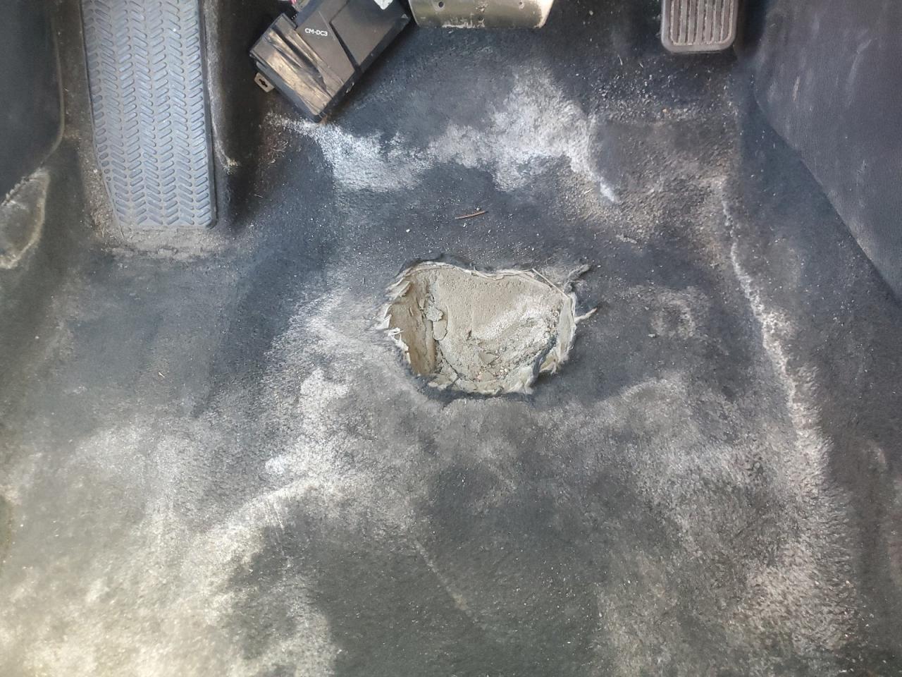 2013 Honda Accord Exl Серебряный vin: 1HGCR3F88DA010617 Damage: Left Front Carpet, Worn, Replacement Required