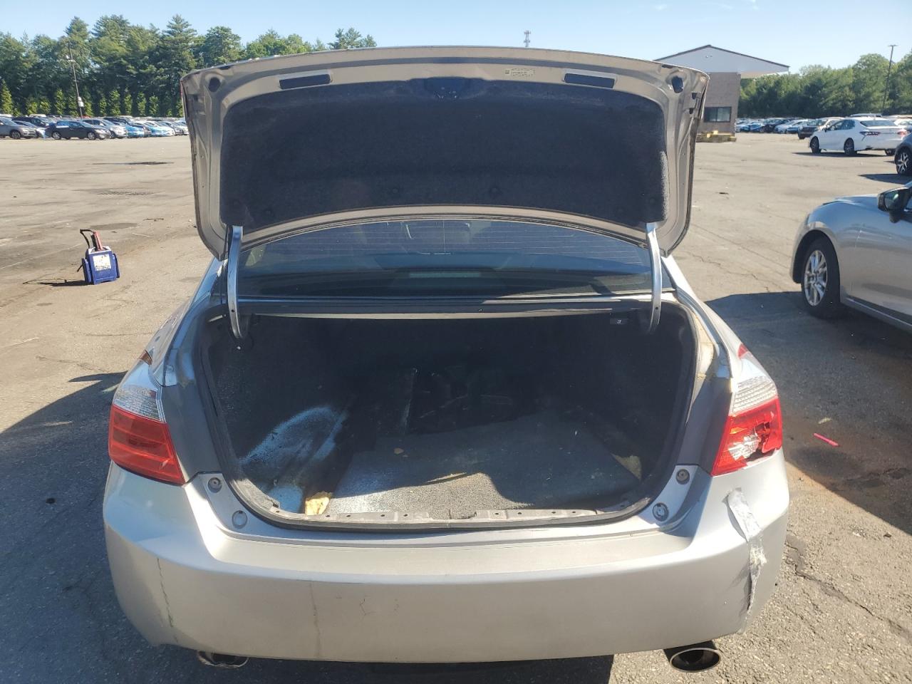 2013 Honda Accord Exl Серебряный vin: 1HGCR3F88DA010617 Damage: Right Tail Light, Broken, Replacement Required