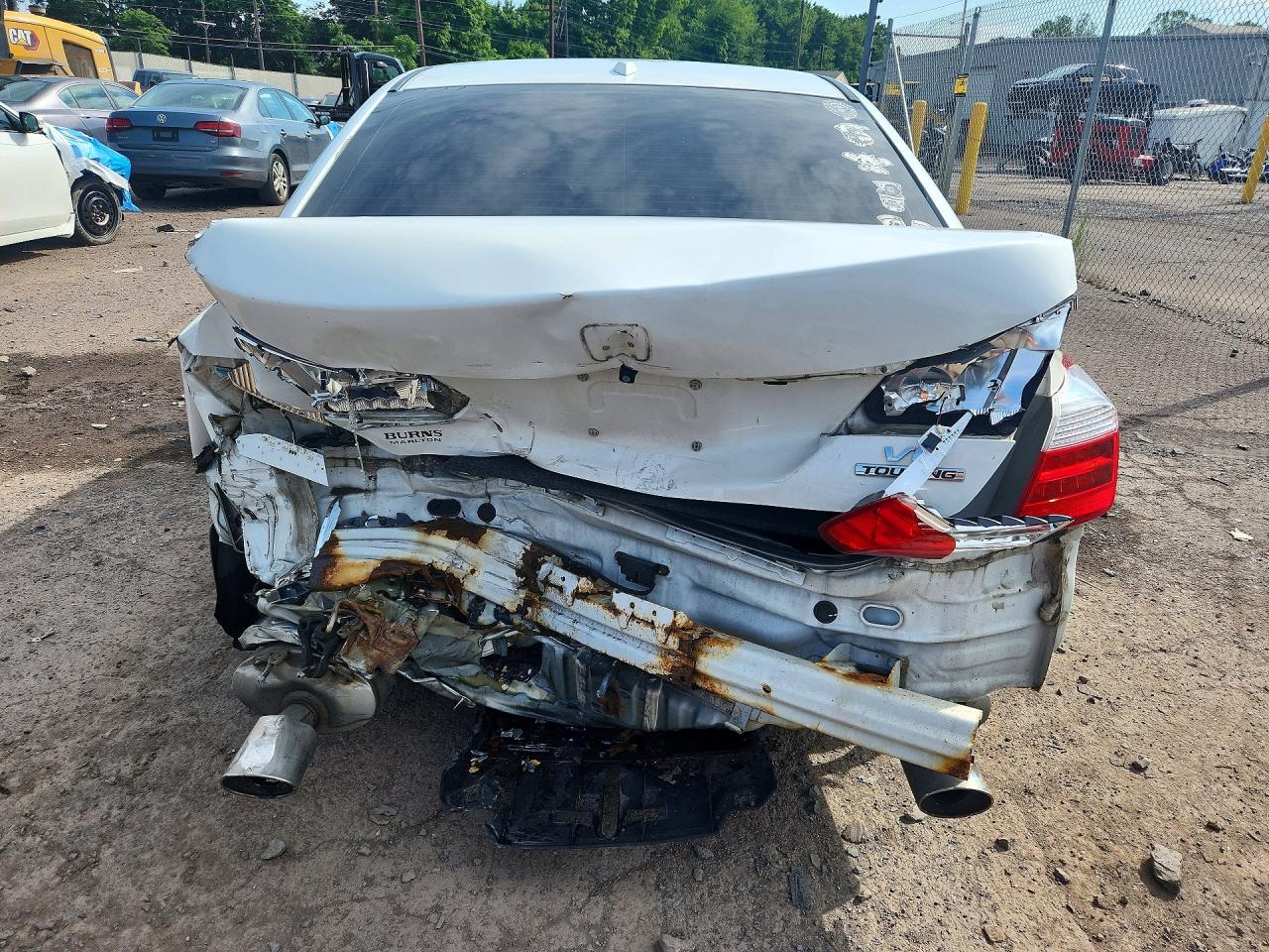 2015 Honda Accord Touring White vin: 1HGCR3F91FA013547