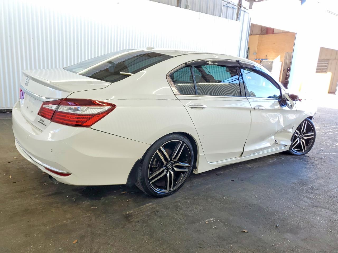 2016 Honda Accord Touring White vin: 1HGCR3F92GA015082