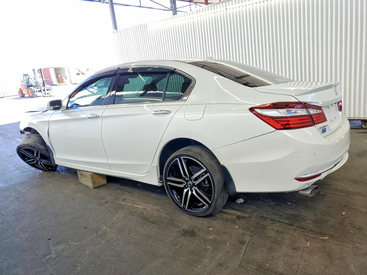 2016 Honda Accord Touring White vin: 1HGCR3F92GA015082