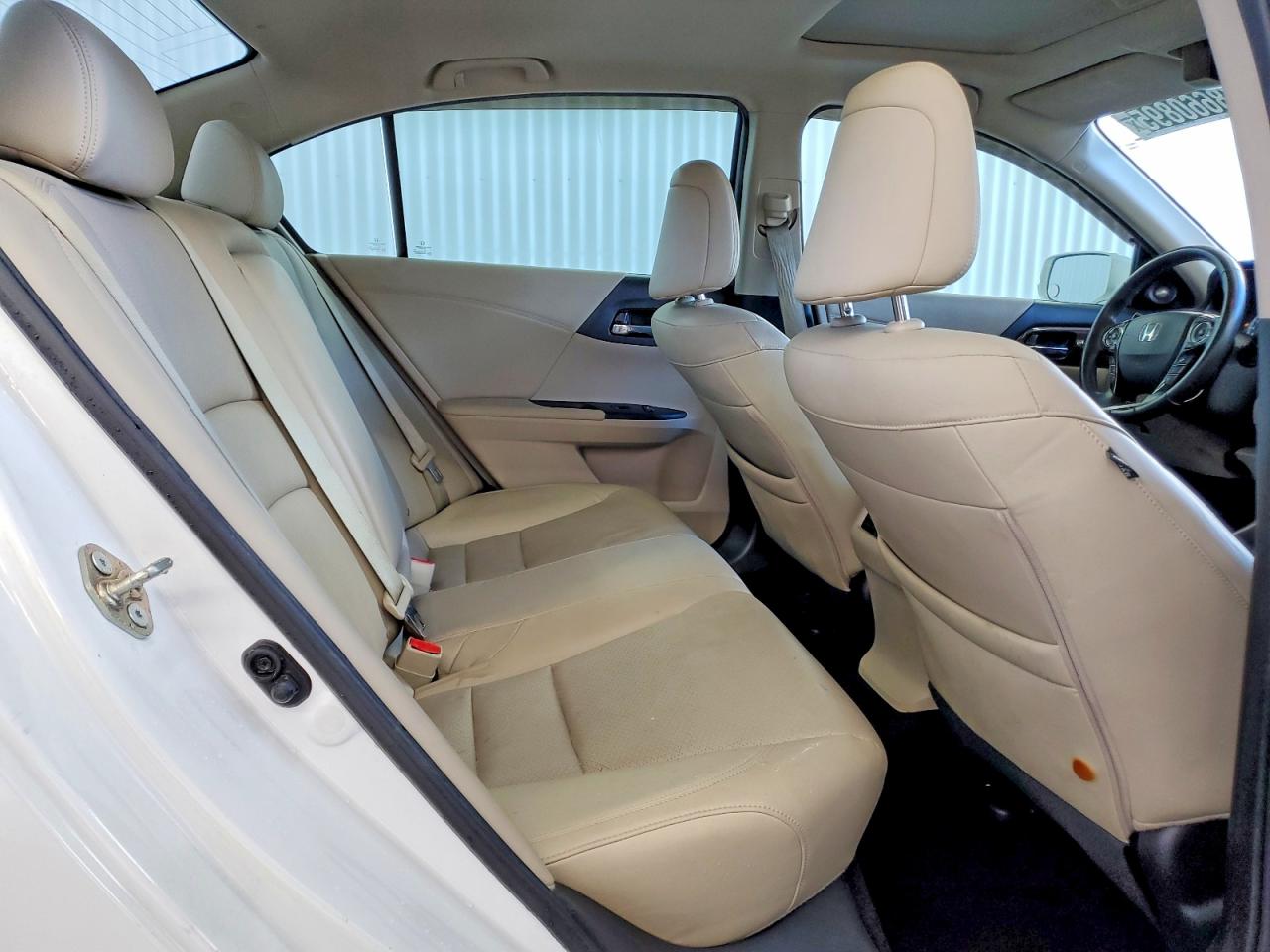 2016 Honda Accord Touring White vin: 1HGCR3F92GA015082