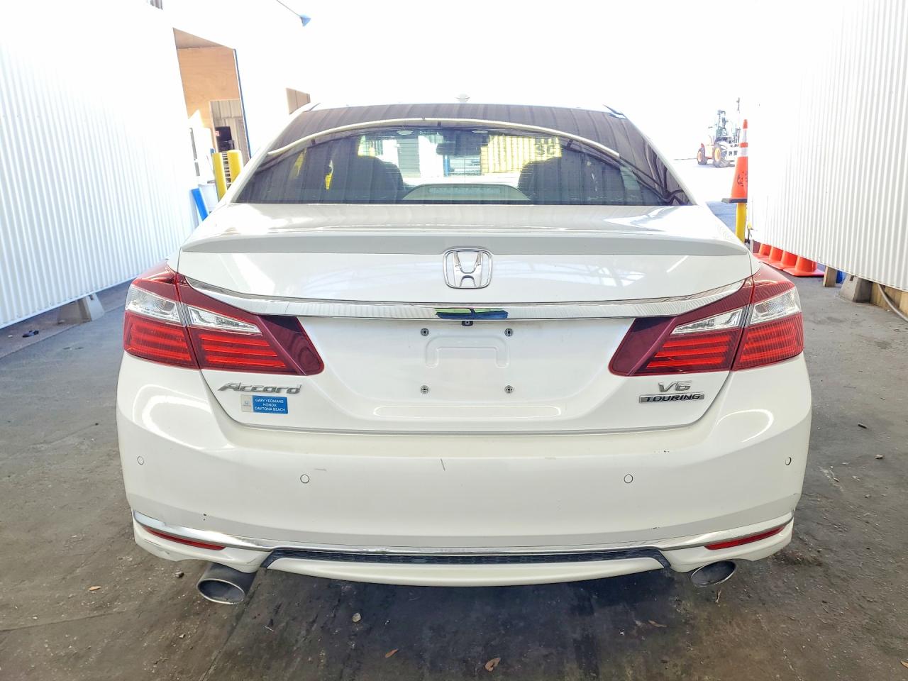 2016 Honda Accord Touring White vin: 1HGCR3F92GA015082
