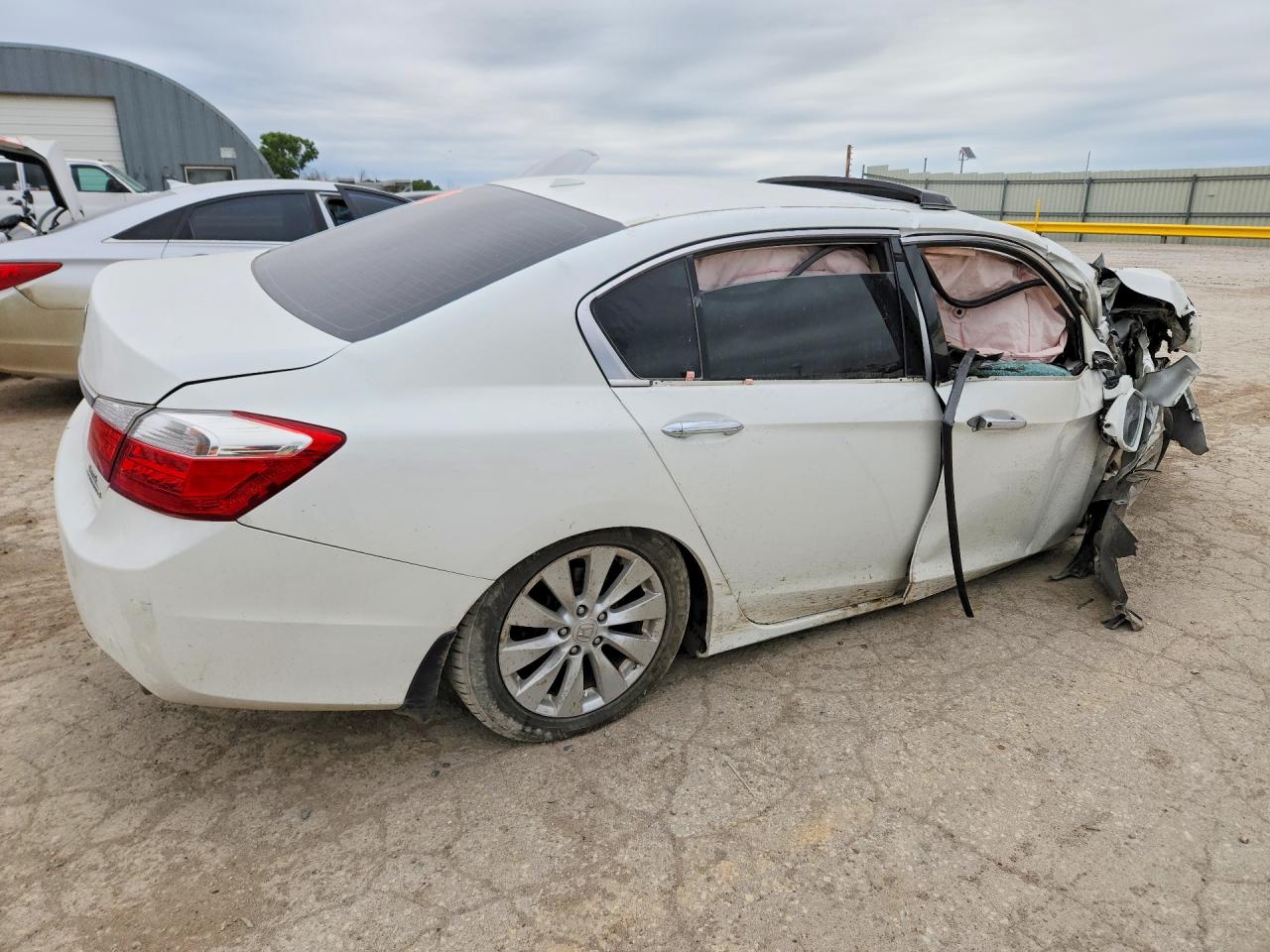 2013 Honda Accord Touring White vin: 1HGCR3F93DA040827