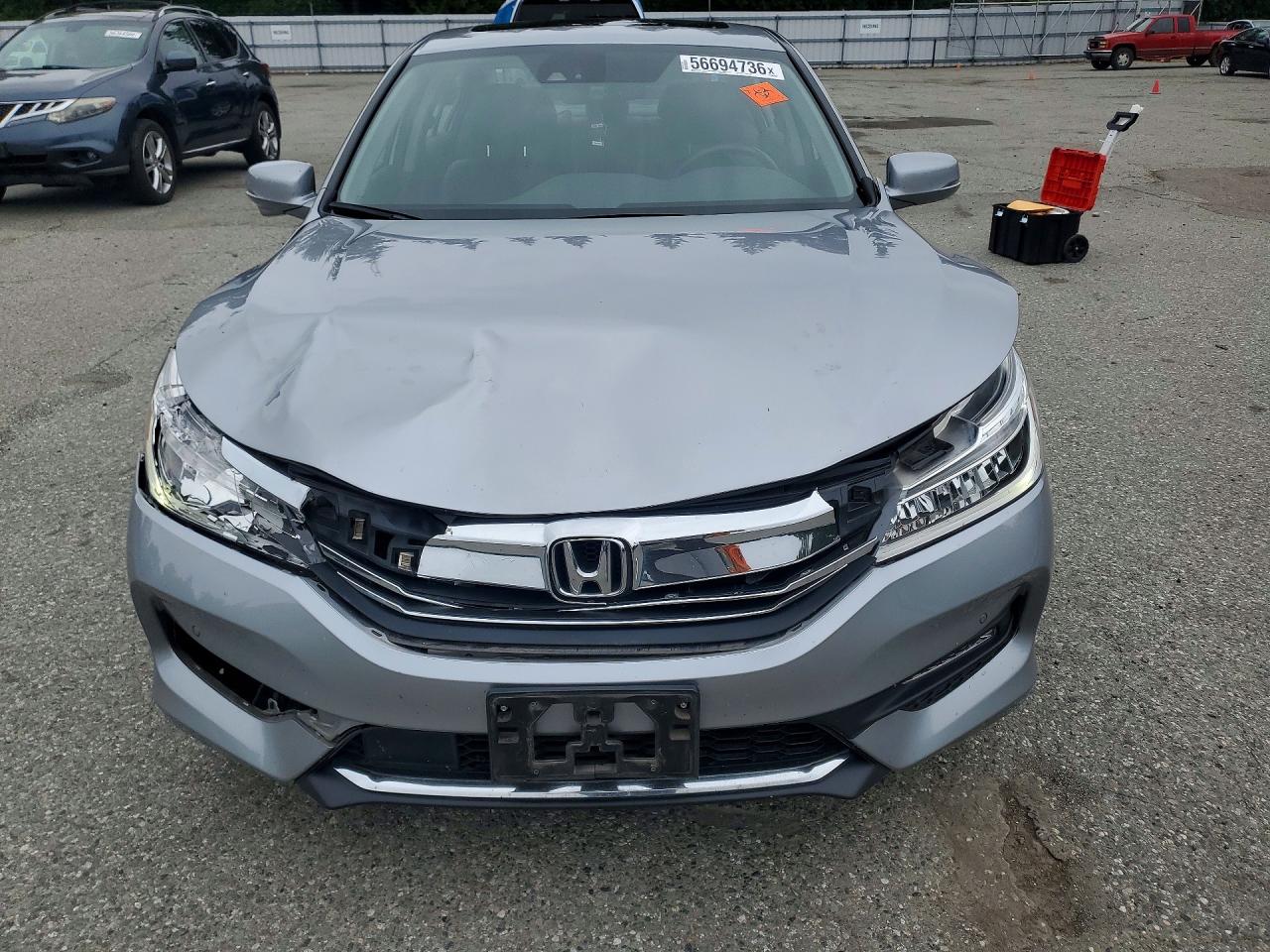 2017 Honda Accord Touring Серебряный vin: 1HGCR3F93HA039571