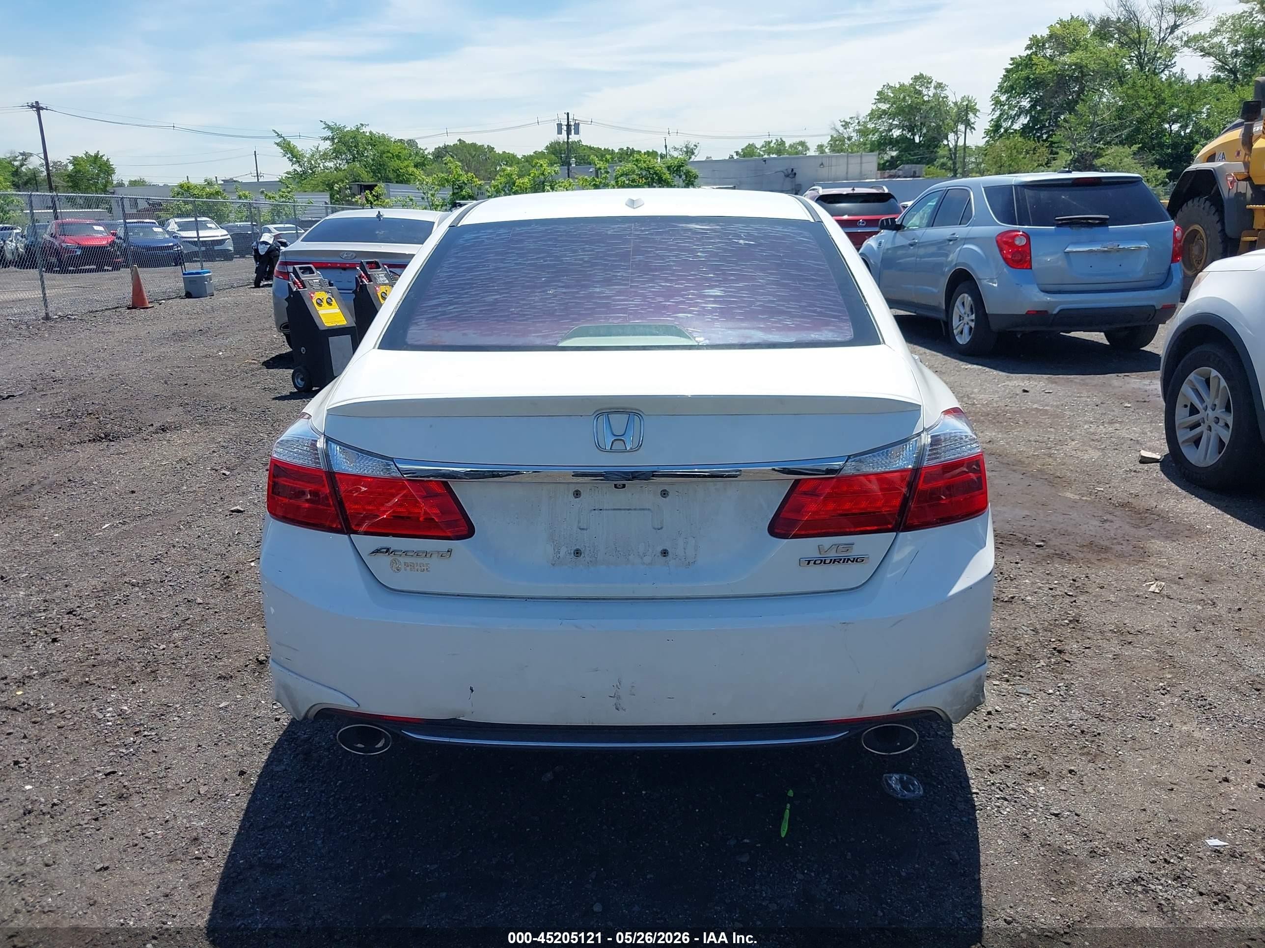 2015 Honda Accord Touring White vin: 1HGCR3F94FA016667