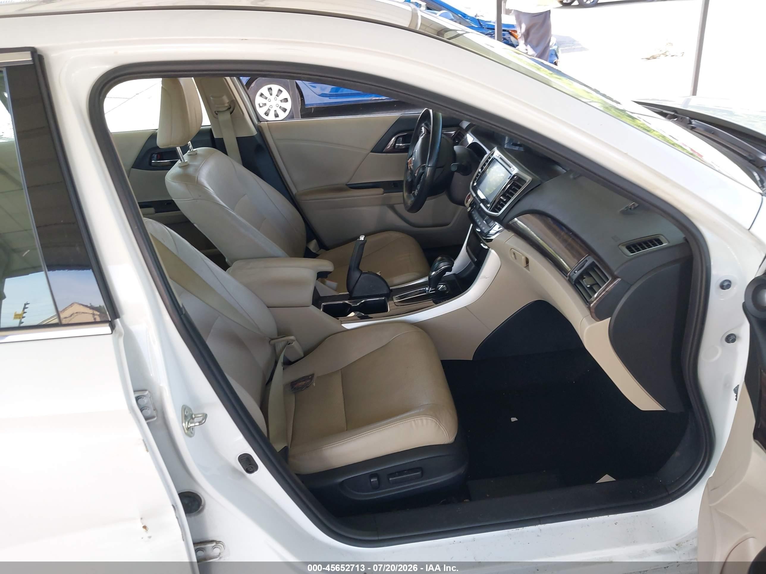 2016 Honda Accord Touring White vin: 1HGCR3F96GA026683