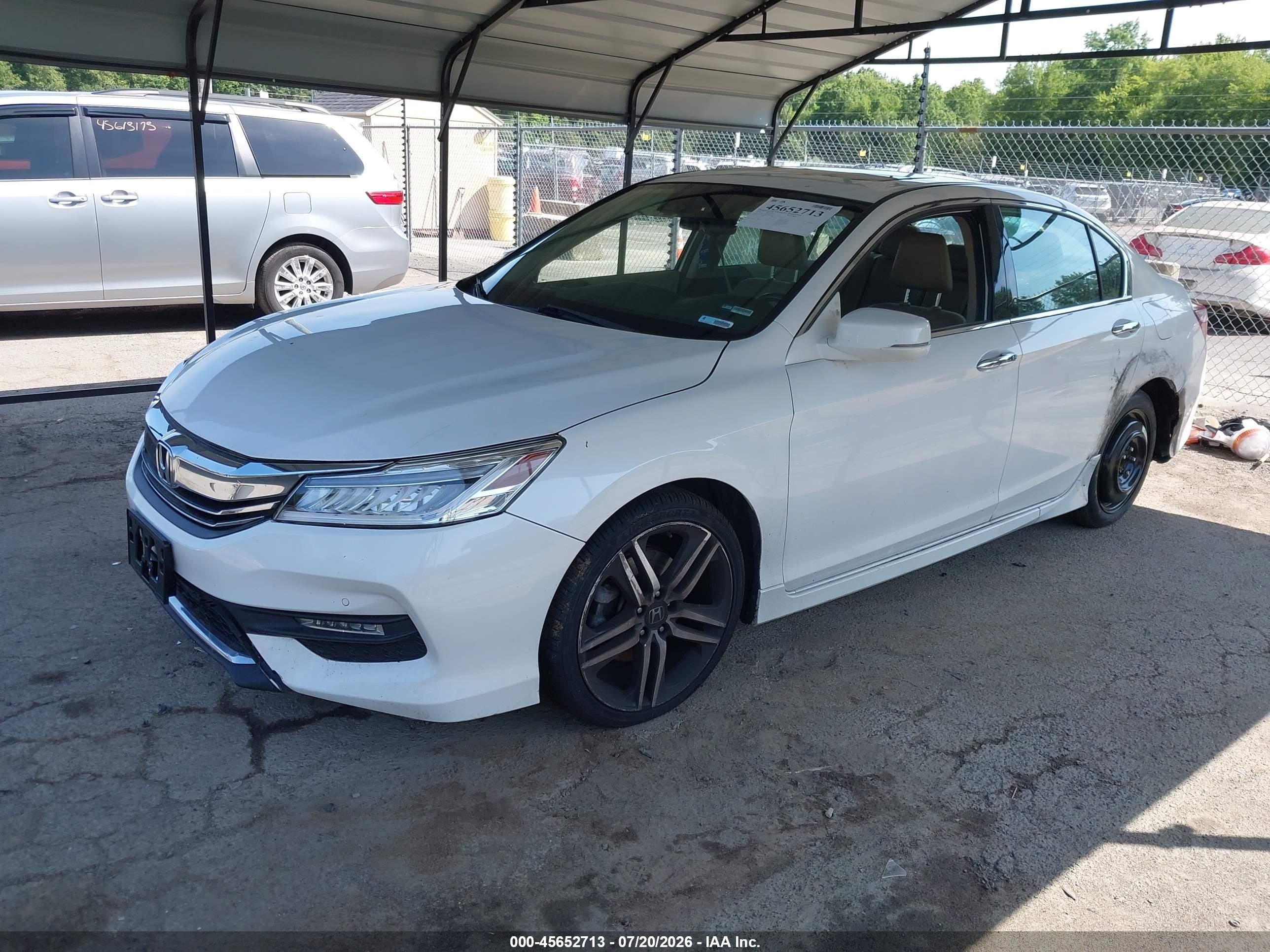 2016 Honda Accord Touring White vin: 1HGCR3F96GA026683