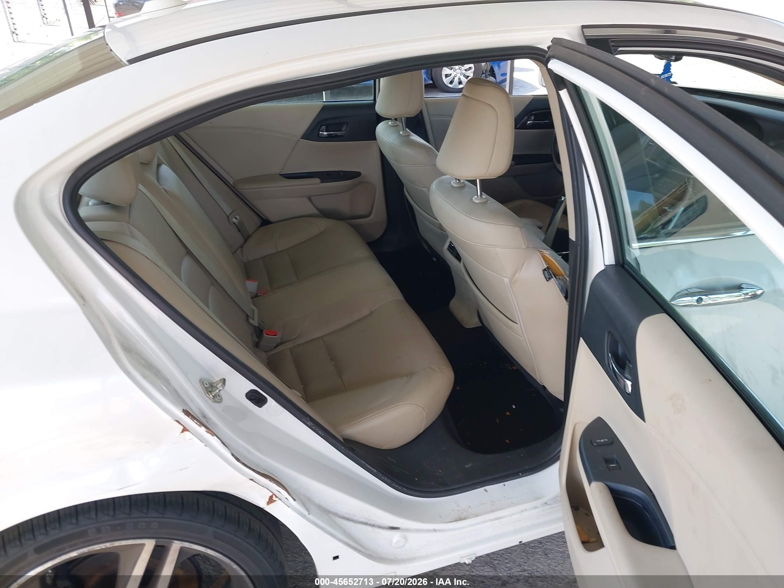 2016 Honda Accord Touring White vin: 1HGCR3F96GA026683