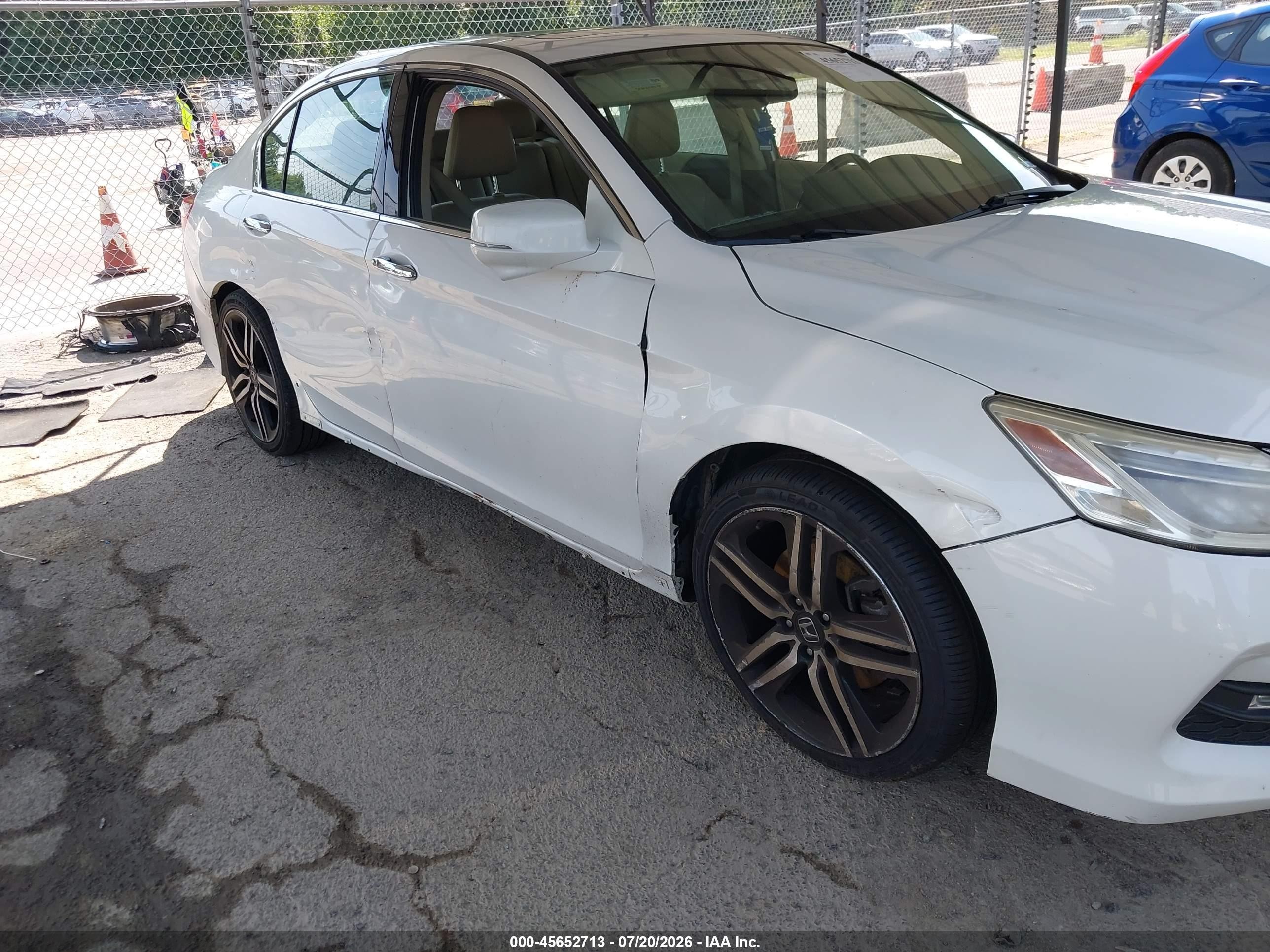 2016 Honda Accord Touring White vin: 1HGCR3F96GA026683