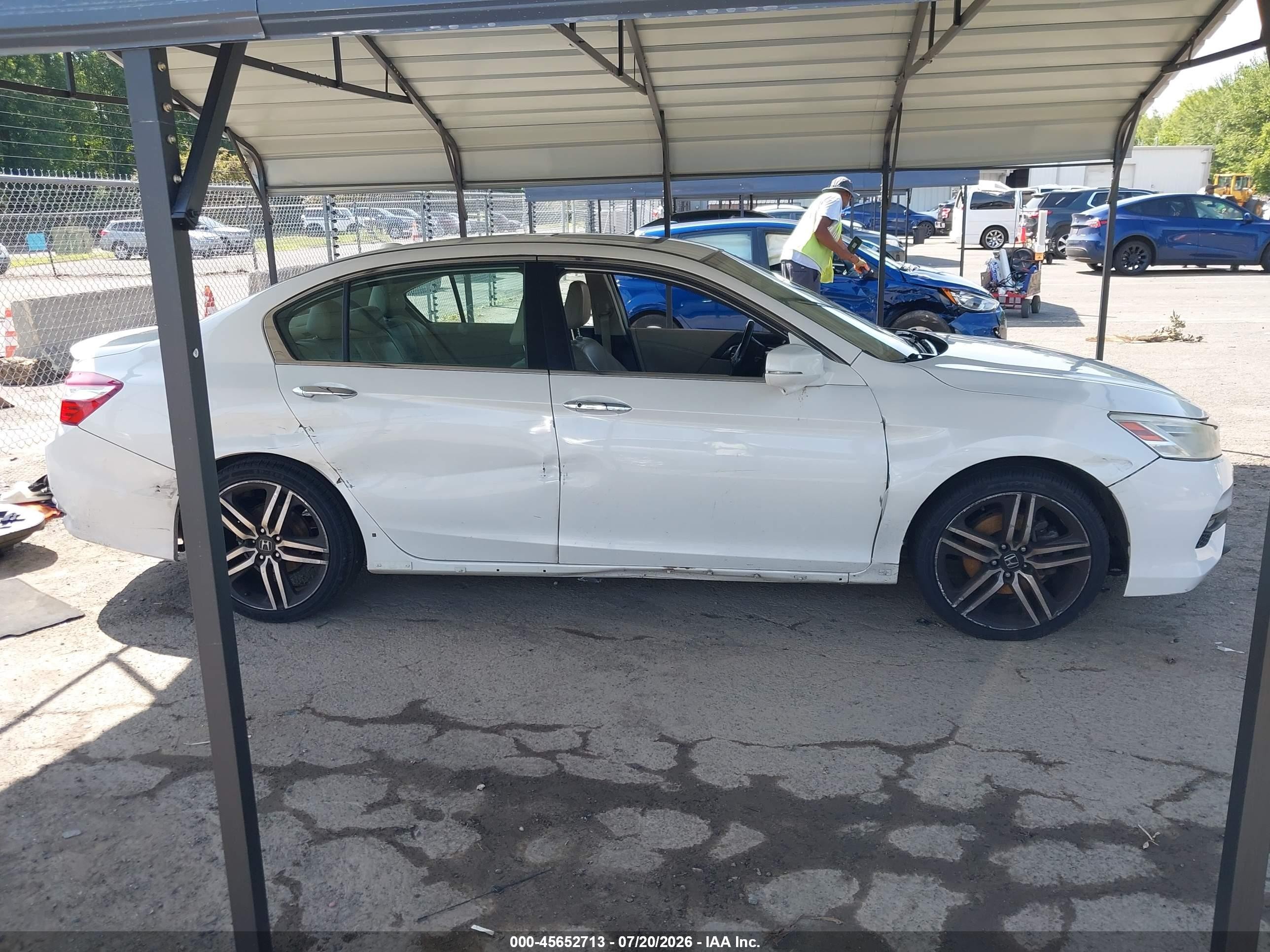2016 Honda Accord Touring White vin: 1HGCR3F96GA026683