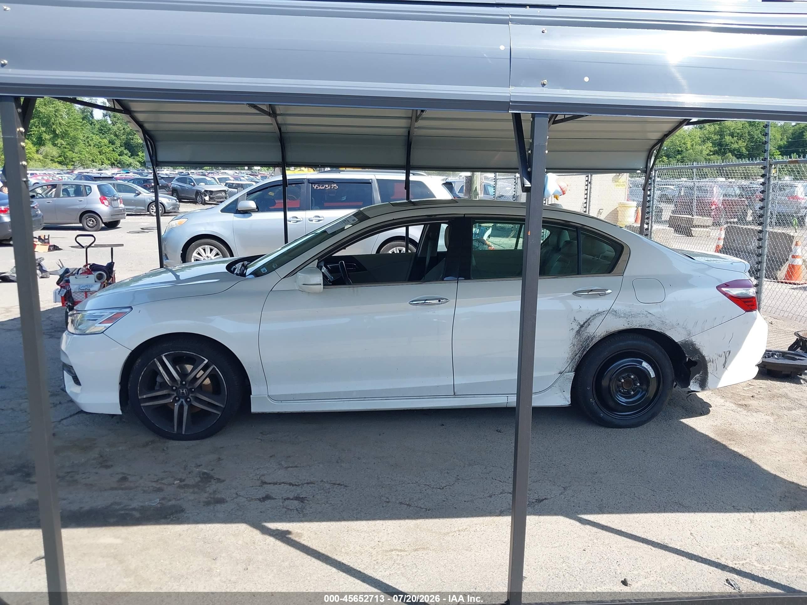 2016 Honda Accord Touring White vin: 1HGCR3F96GA026683