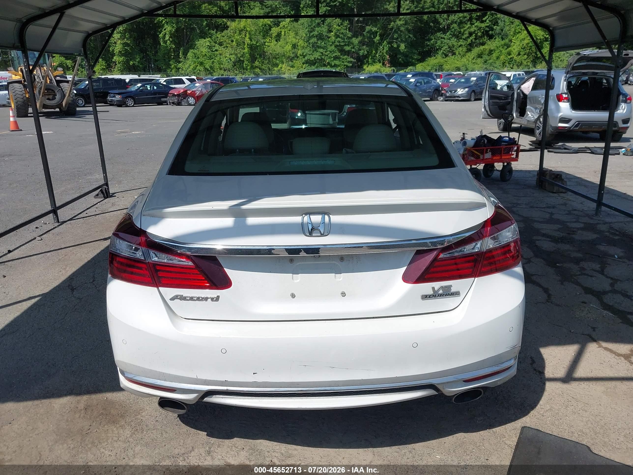 2016 Honda Accord Touring White vin: 1HGCR3F96GA026683