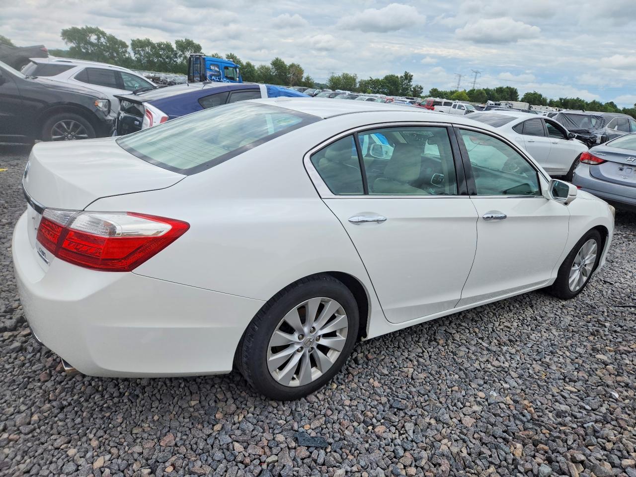 2015 Honda Accord Touring White vin: 1HGCR3F97FA011107