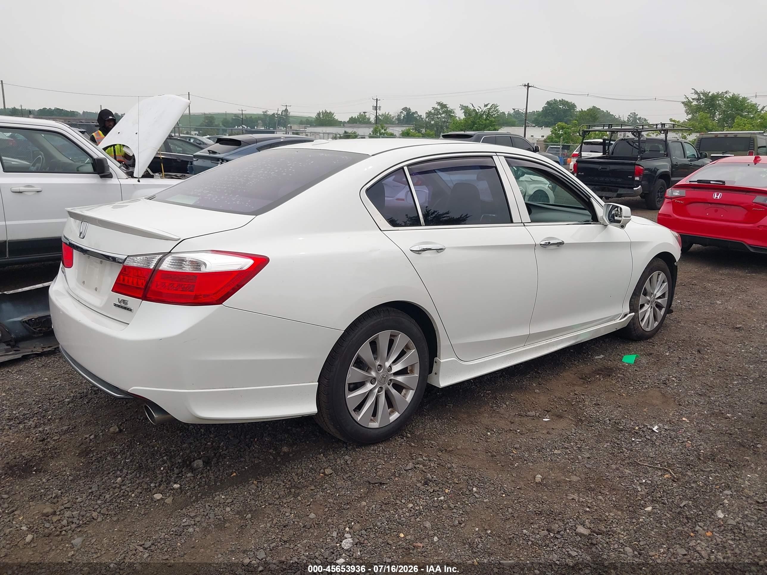 2014 Honda Accord Touring White vin: 1HGCR3F99EA012743