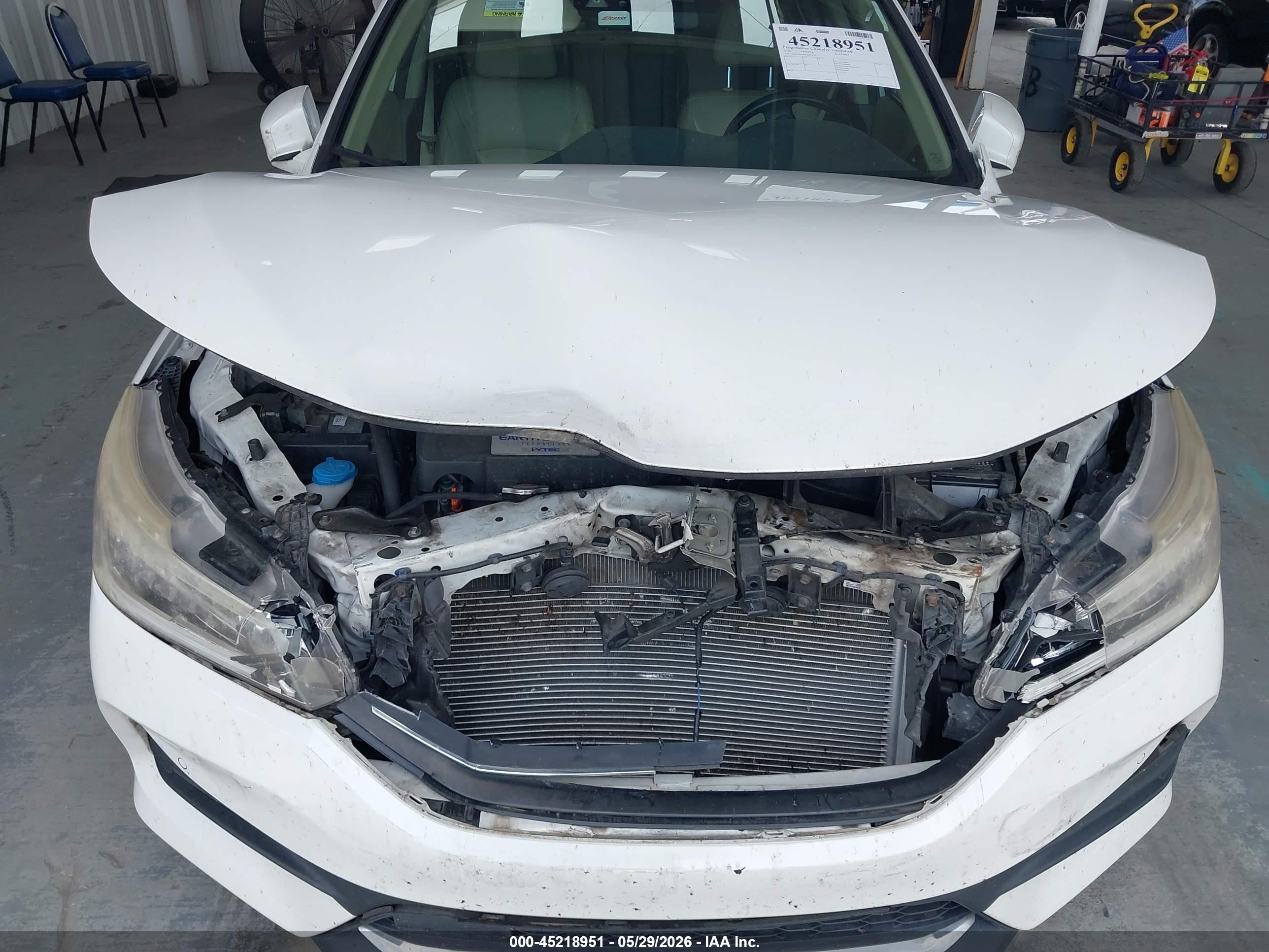 2016 Honda Accord Touring White vin: 1HGCR3F99GA027391