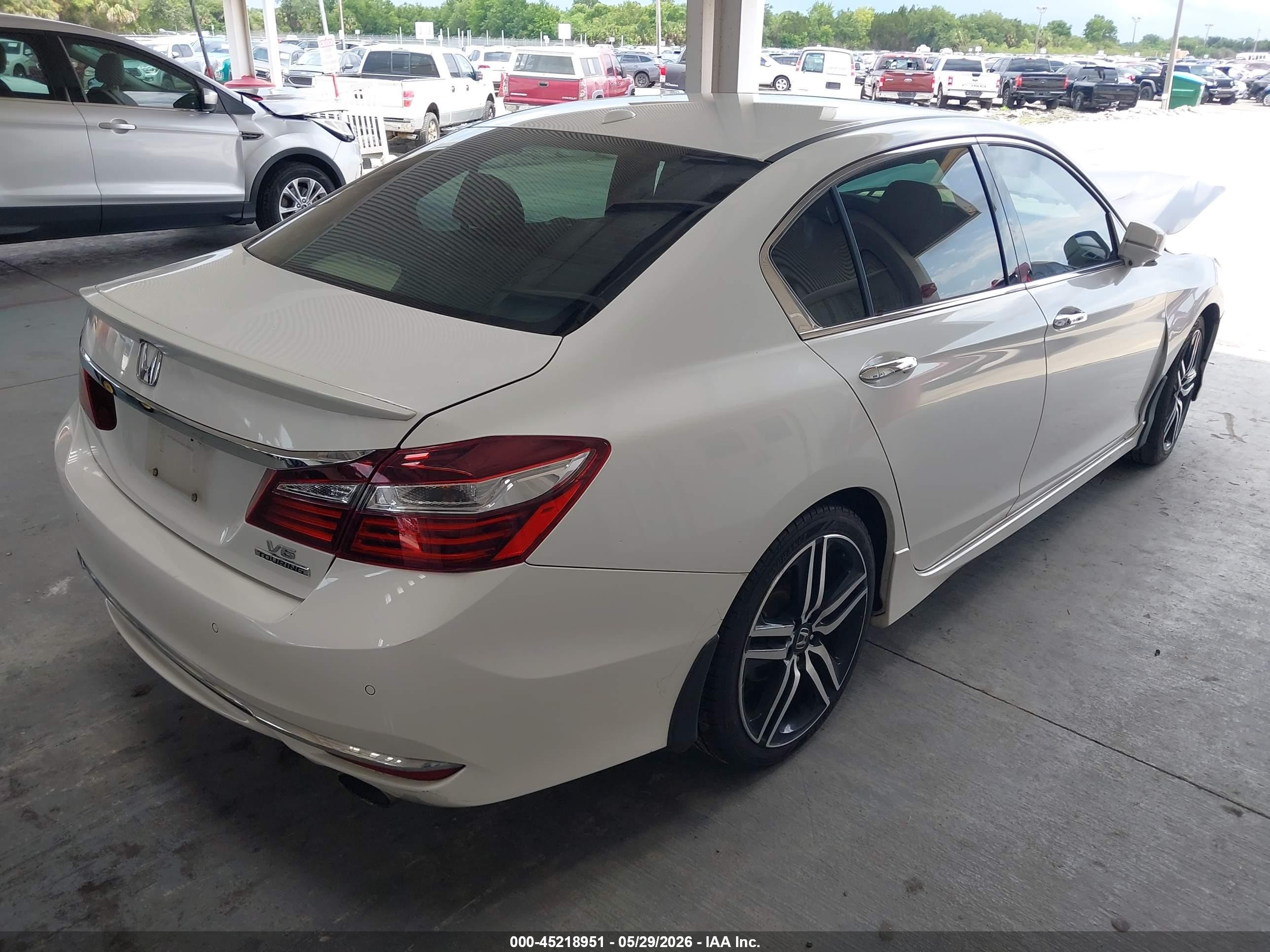 2016 Honda Accord Touring White vin: 1HGCR3F99GA027391