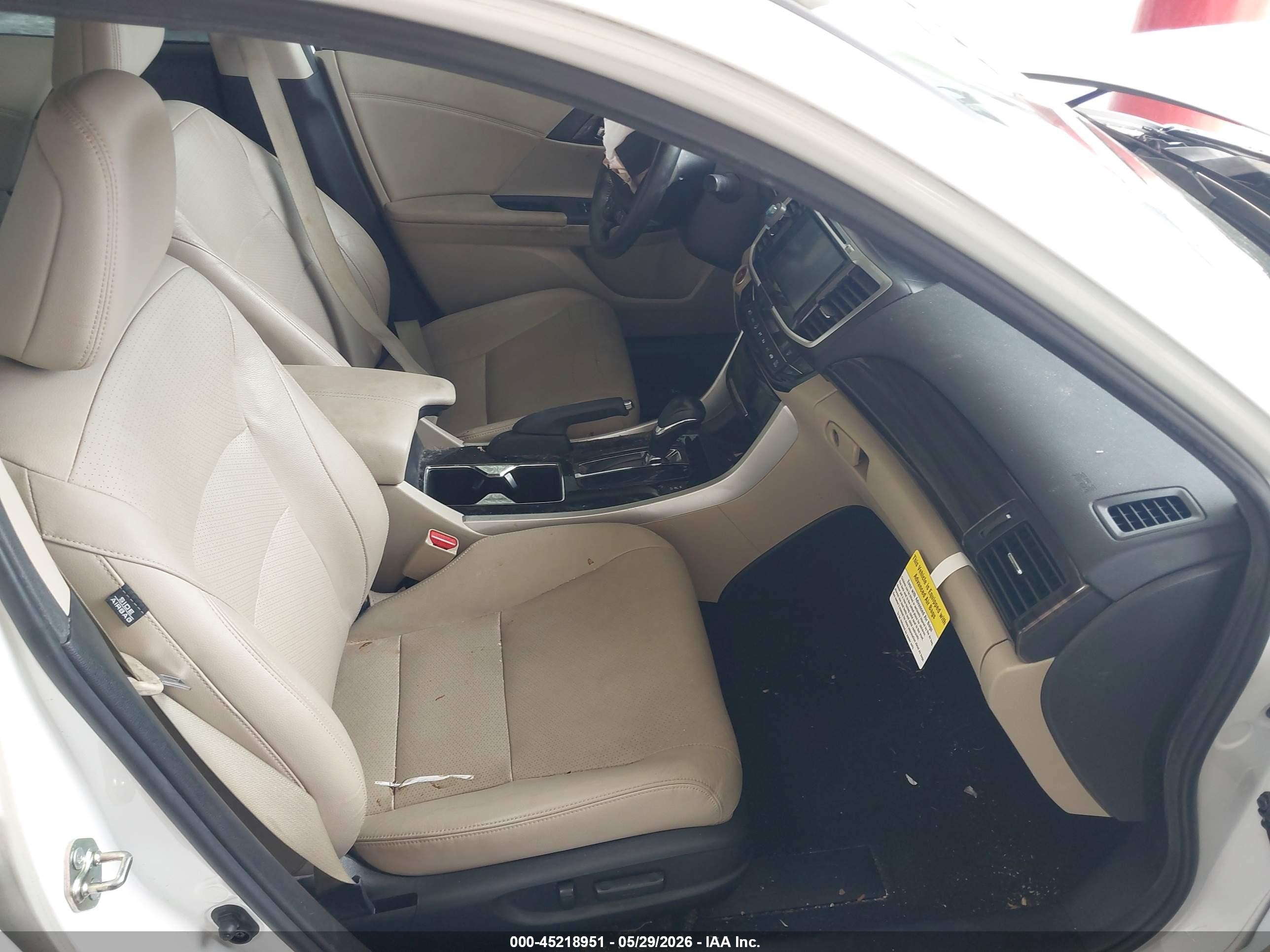 2016 Honda Accord Touring White vin: 1HGCR3F99GA027391