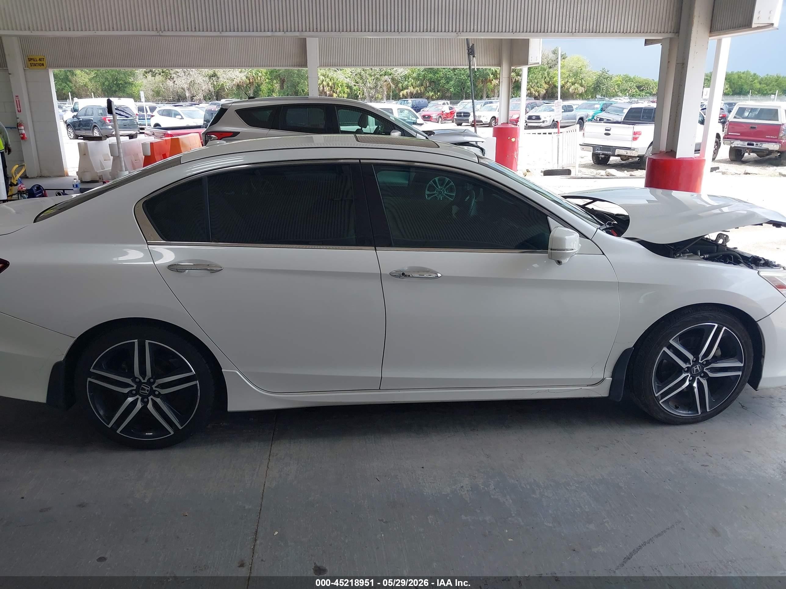 2016 Honda Accord Touring White vin: 1HGCR3F99GA027391