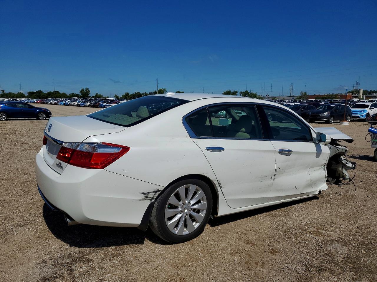 2013 Honda Accord Touring White vin: 1HGCR3F9XDA040825