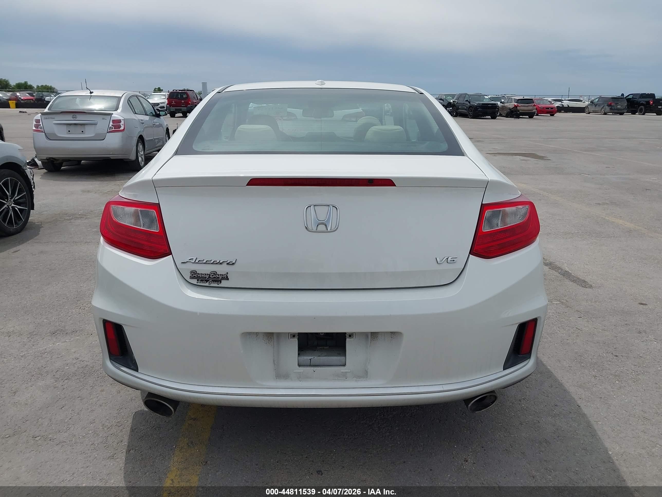 2015 Honda Accord Ex-l V-6 White vin: 1HGCT2B81FA002122